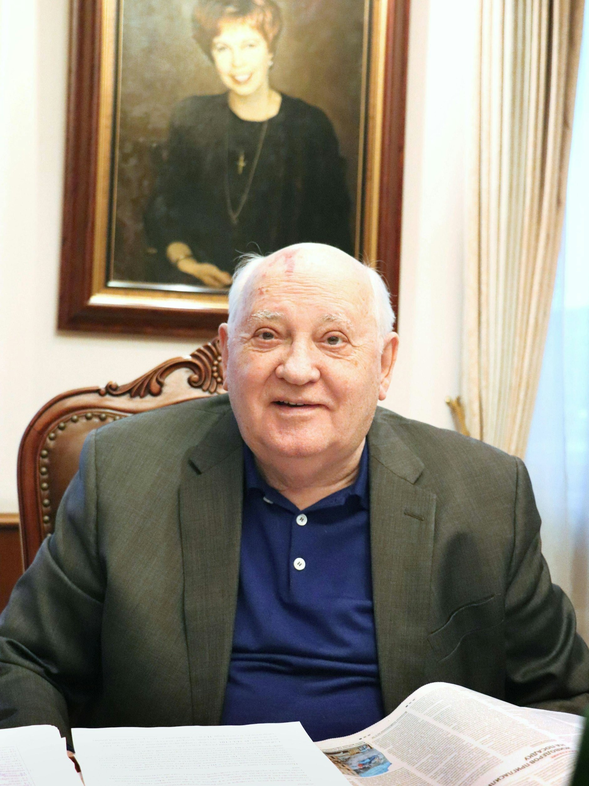 Michail Gorbatschow 2018 vor einem Porträt seiner Ehefrau Raissa, sie war mehr als 50 Jahre lang seine große Stütze.