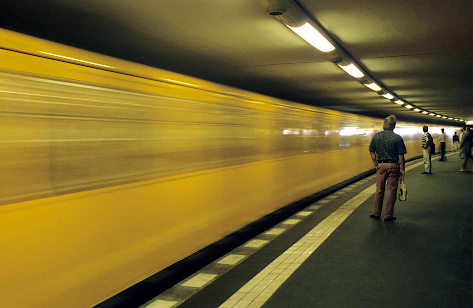 Mit der Bahn ins Kittchen? Ohne Fahrschein kann das normalerweise passieren.