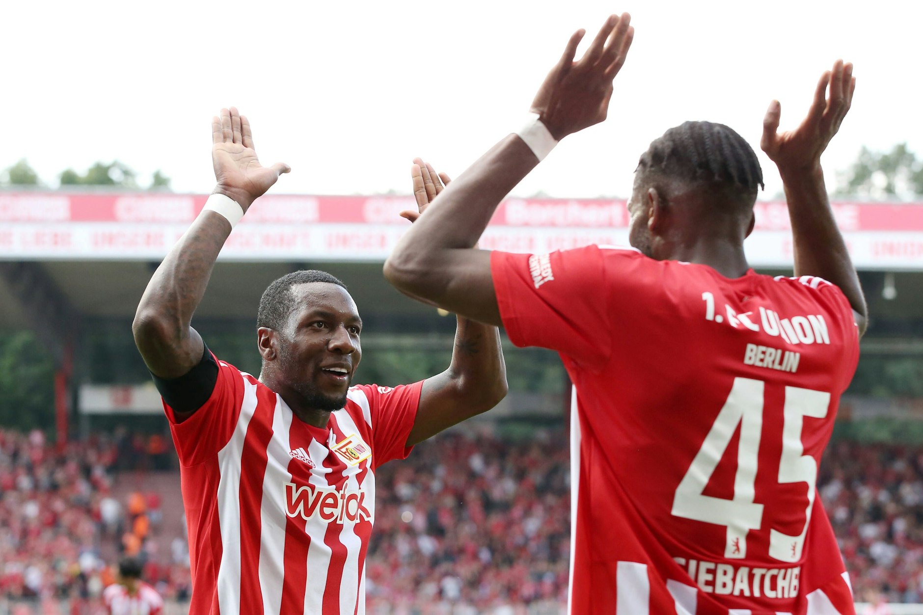 Harmonieren beim 1. FC Union prächtig: Stürmer Sheraldo Becker (l.) und Jordan Siebatcheu.
