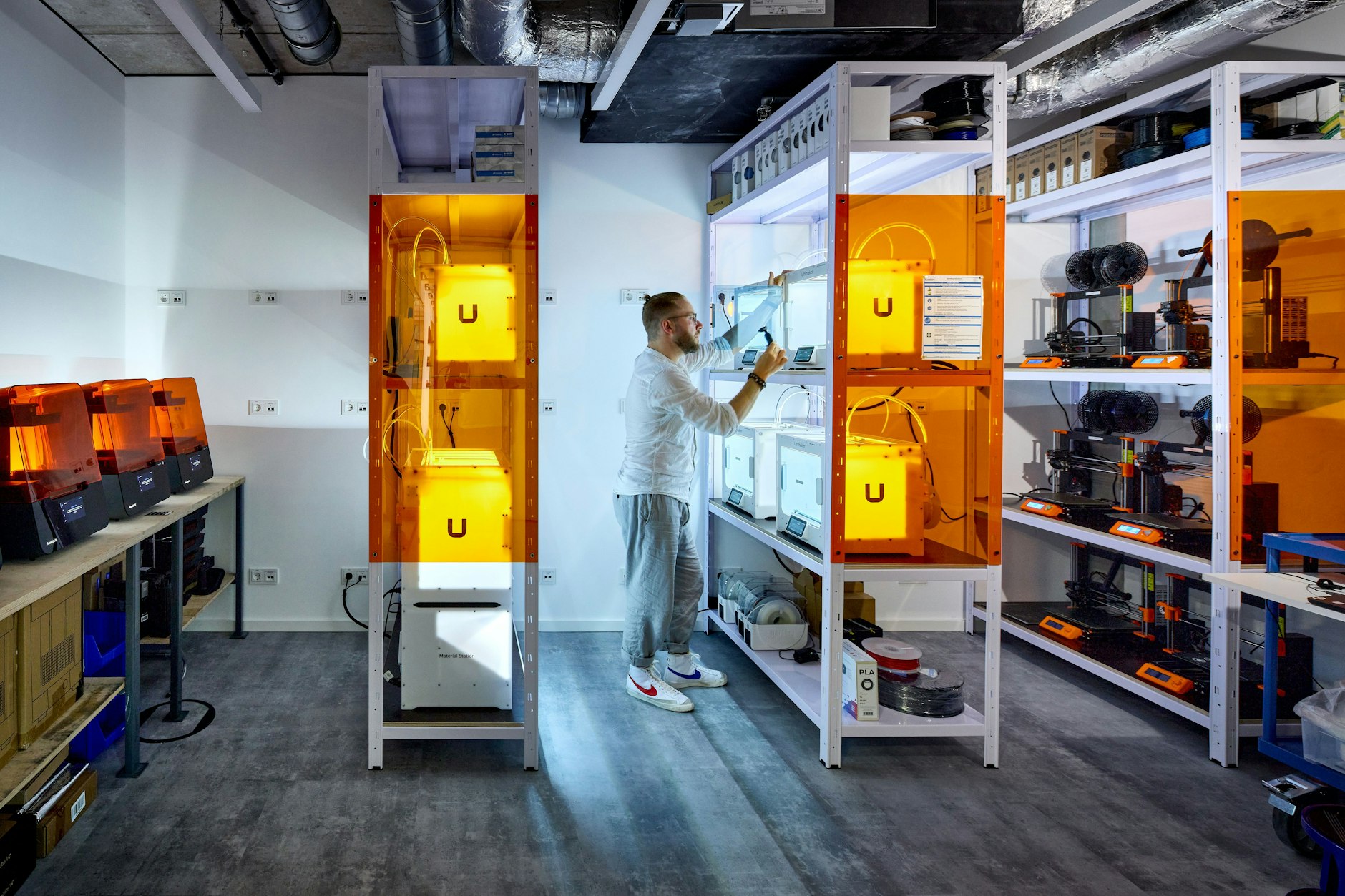 Steckt hier was fest? Maschinenbauingenieur Dan Shor kontrolliert 3D-Drucker, die Silikon-Phalli aufschichten.