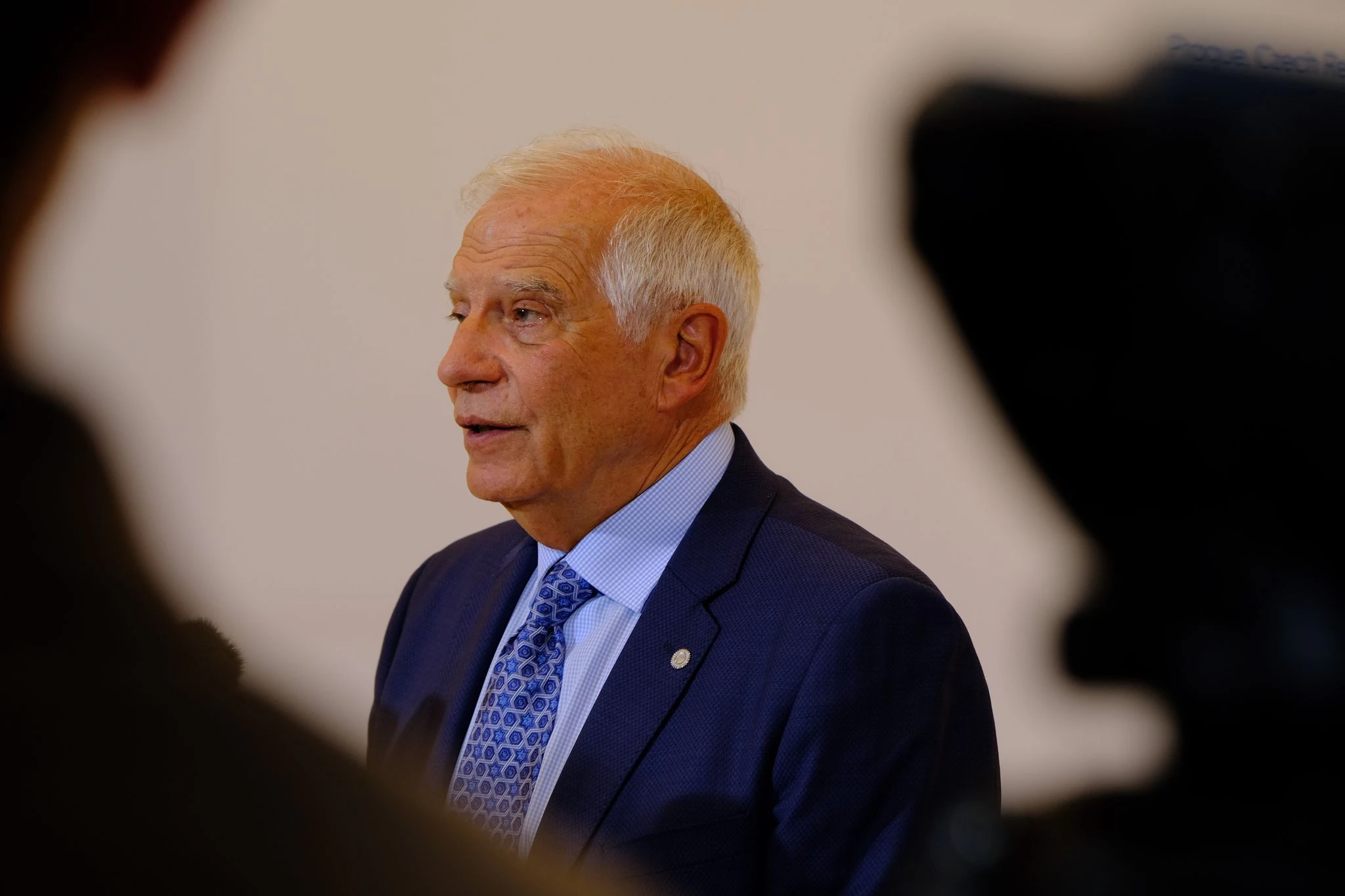 Josep Borrell kommt zu den Beratungen der Außenminister.  