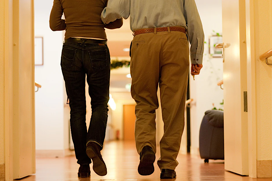 Pflegekräfte sollen besser entlohnt werden: In der Folge kommen auf viele Pflegebedürftige oder deren Angehörige Preissteigerungen zu.