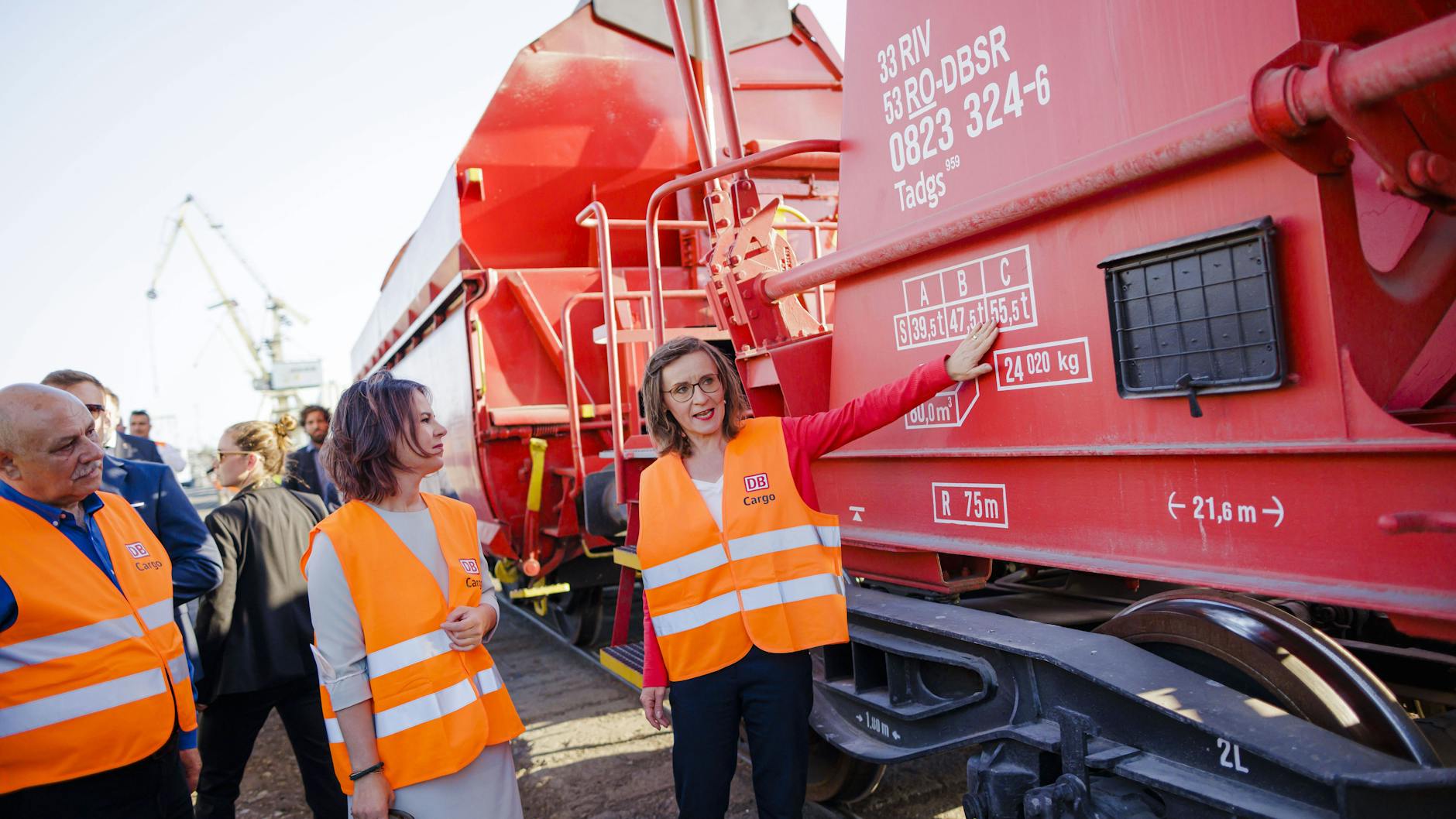 DB Cargo-Chefin Sigrid Nikutta am rumänischen Hafen von Konstanza, wo ihr Unternehmen am Transport ukrainischen Weizens beteiligt ist.