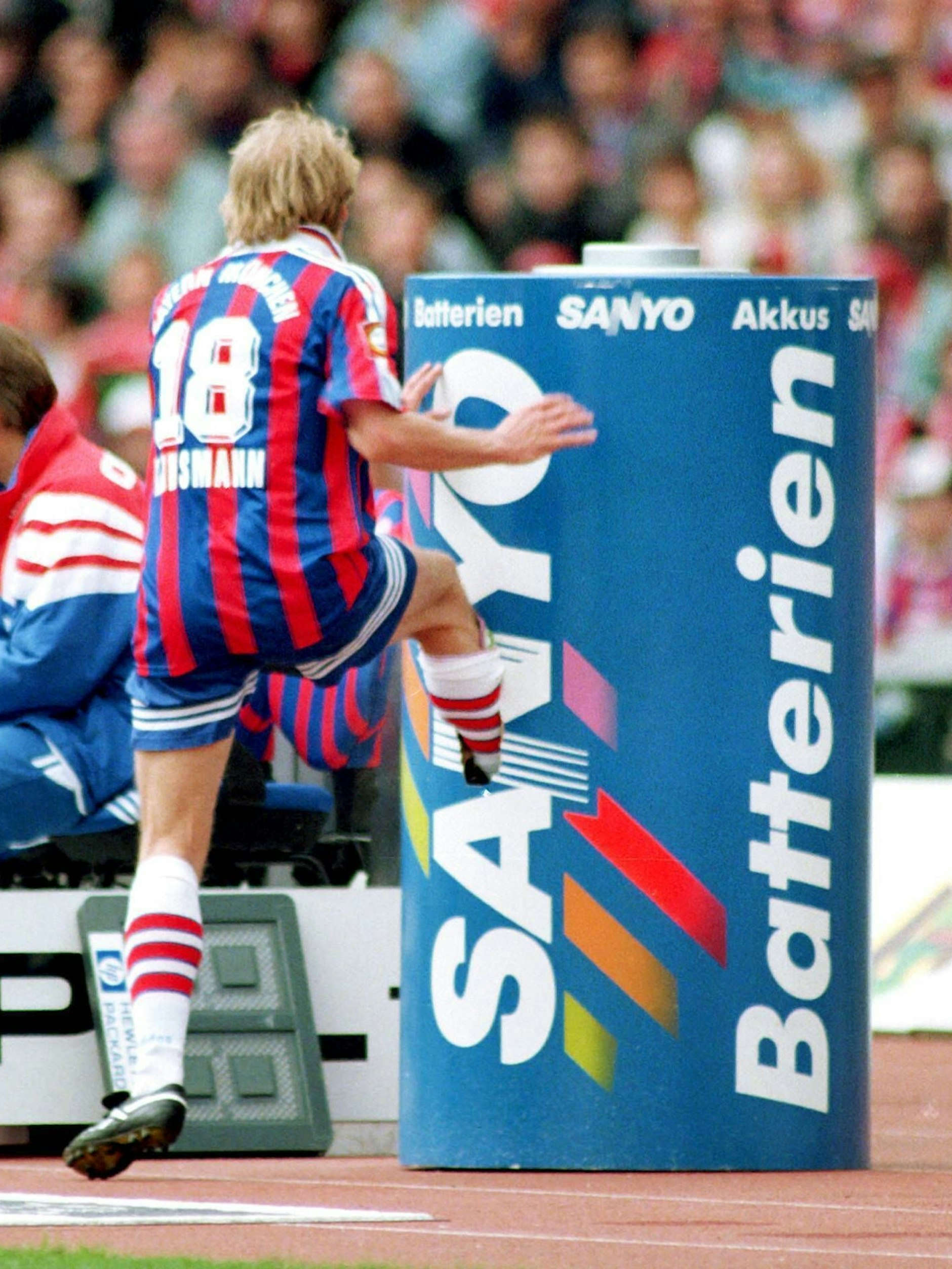 Legendär: 1997 trat Jürgen Klinsmann nach einer Auswechslung die Werbetonne kaputt.&nbsp;
