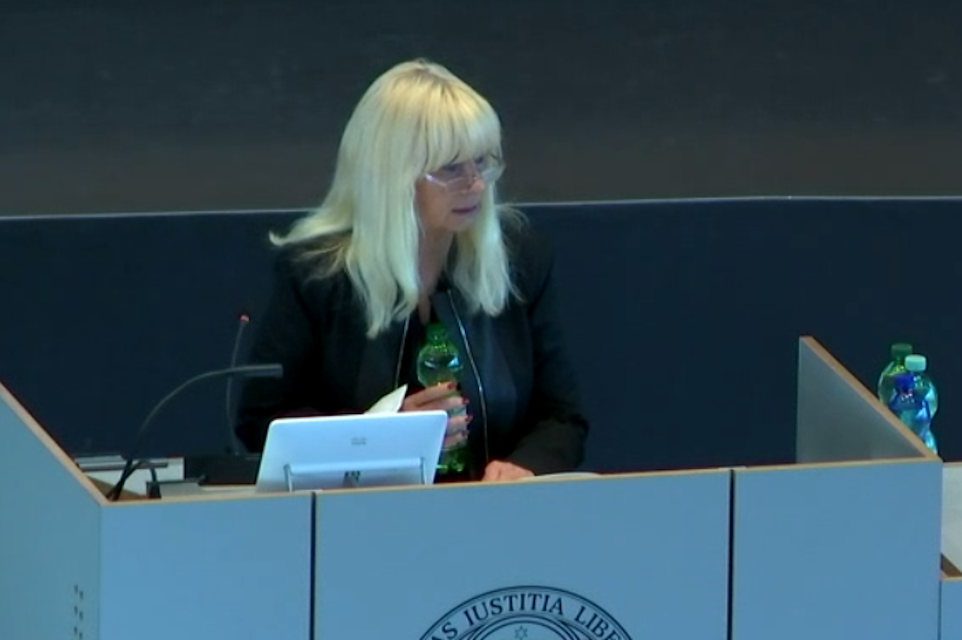 Innensenatorin Iris Spranger am Donnerstag vor Feuerwehrleuten