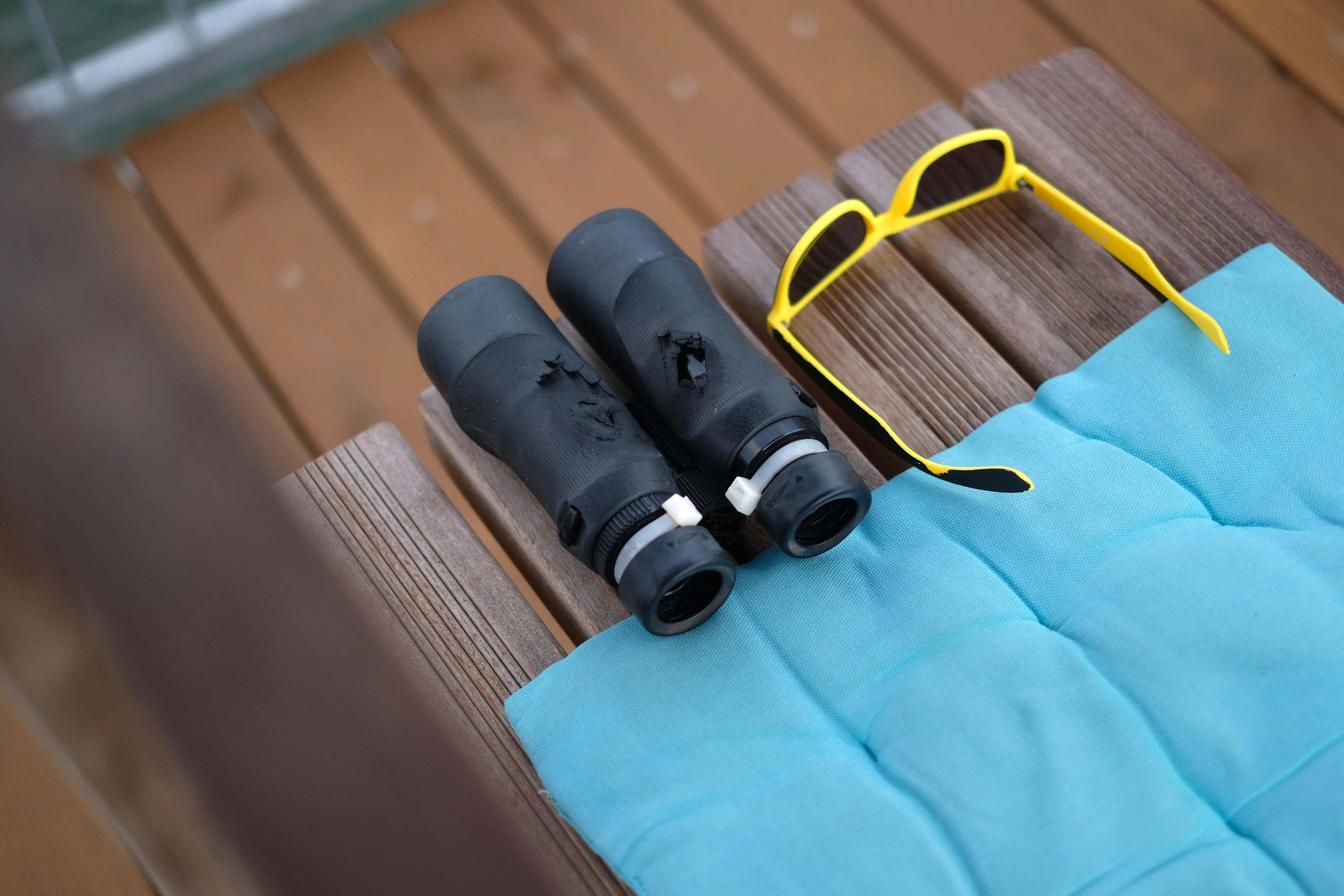 Sonnenbrille und Fernglas sind wichtige Arbeitsutensilien für Rettungsschwimmer.