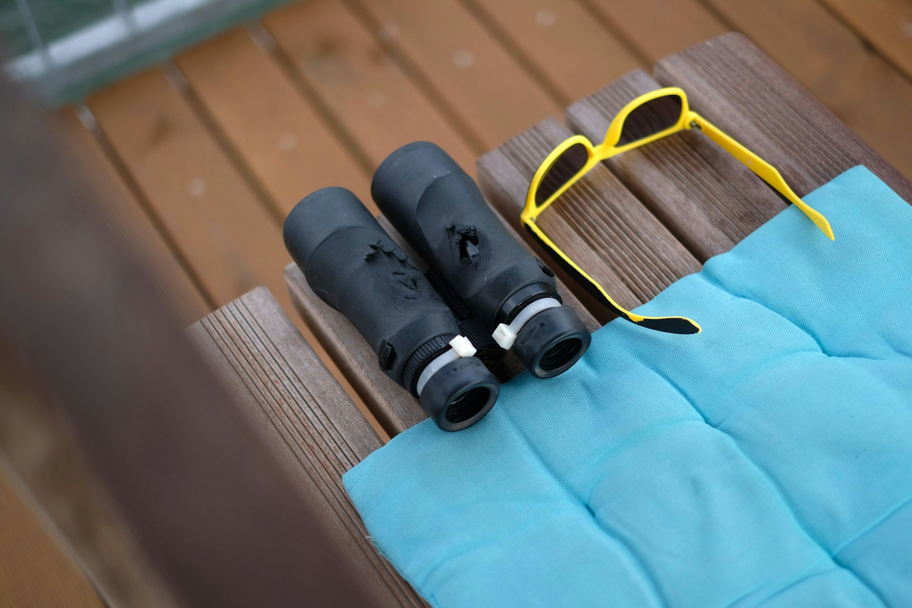 Sonnenbrille und Fernglas sind wichtige Arbeitsutensilien für Rettungsschwimmer.