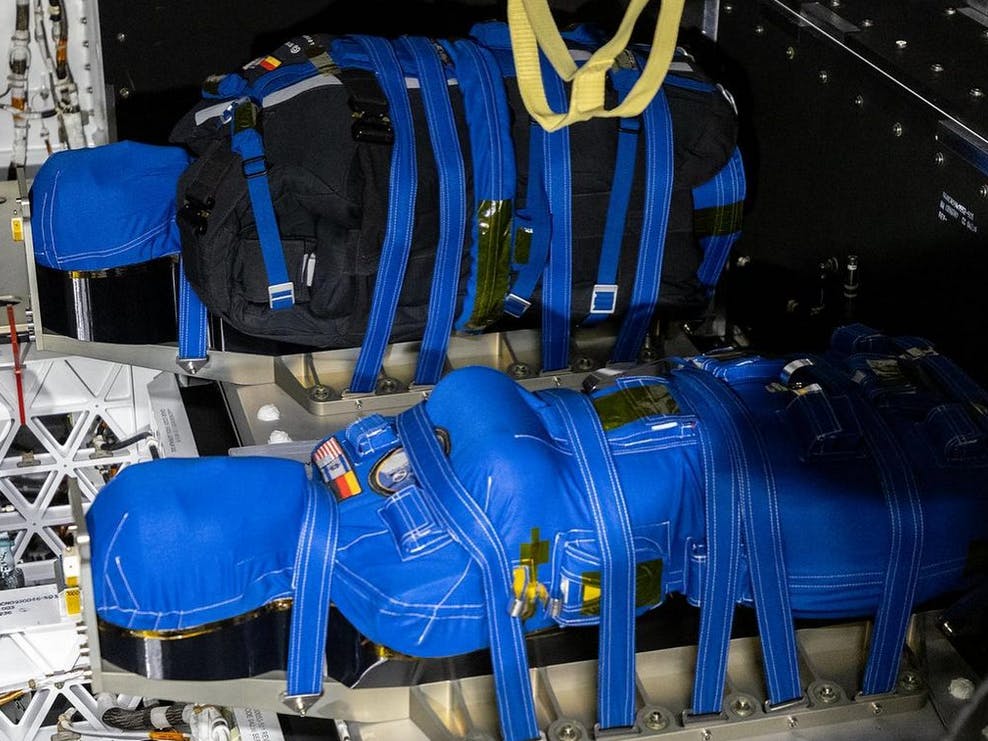 Festgezurrt für die Weltraumfahrt: die „Phantome“ Zohar (oben) und Helga