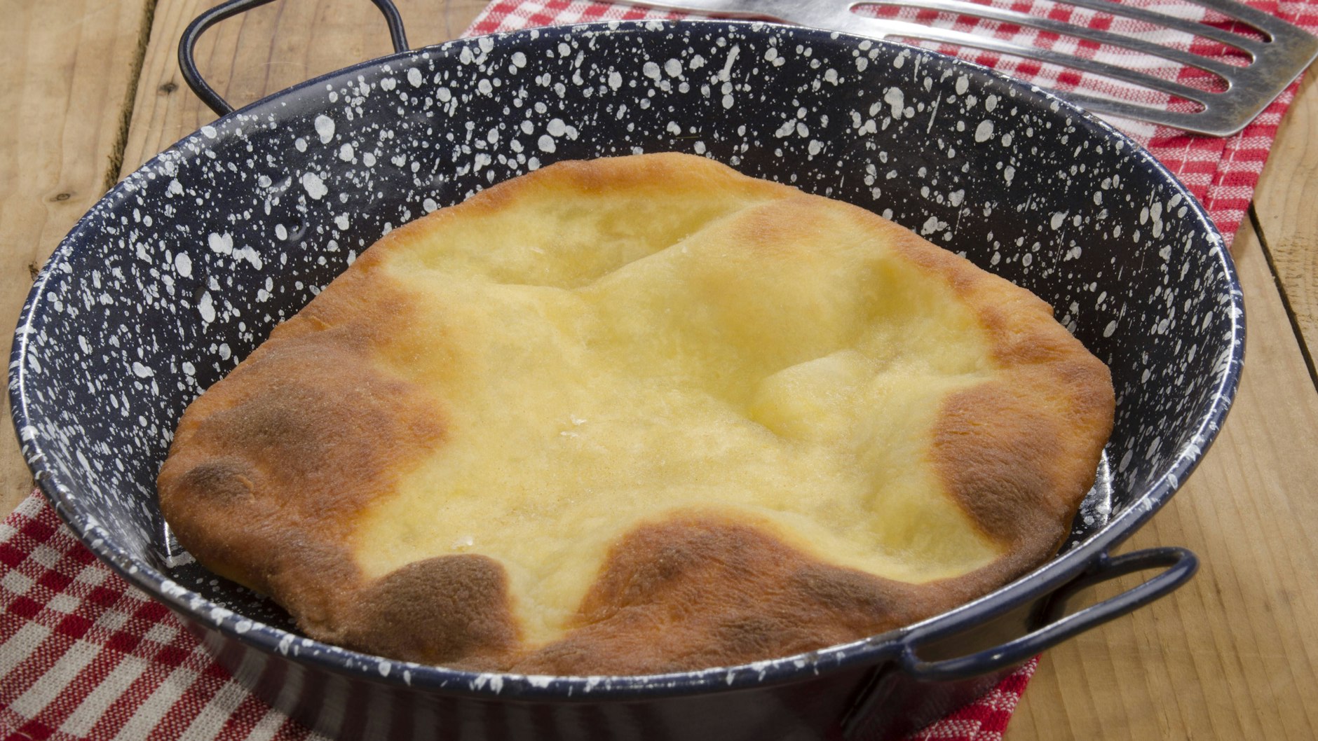 Das Knoblauchbrot wird in der Pfanne ausgebacken und anschließend mit Knoblauchöl bestrichen.