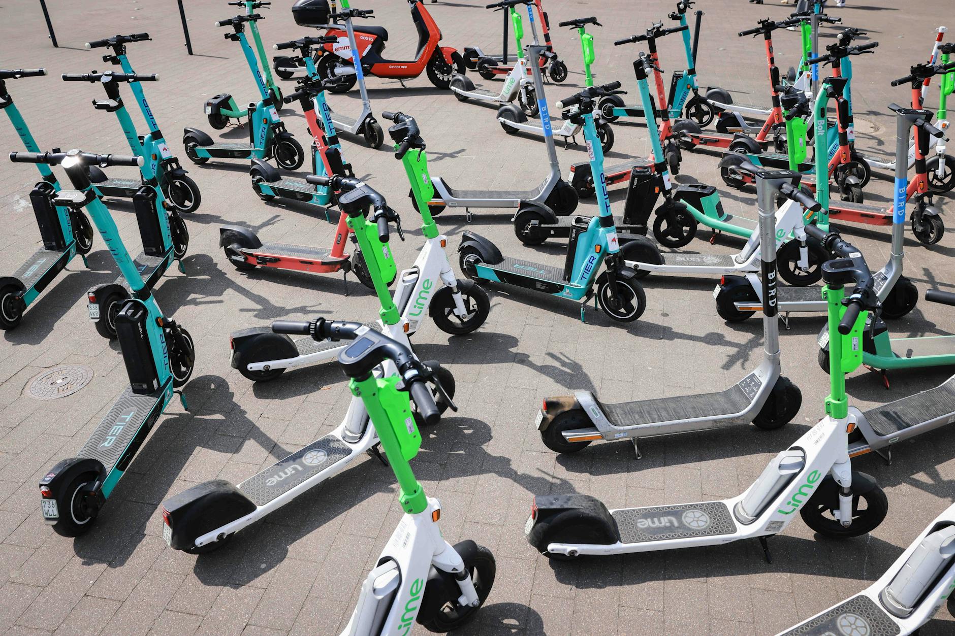 Elektrische Tretroller warten in Berlin auf Mieter.