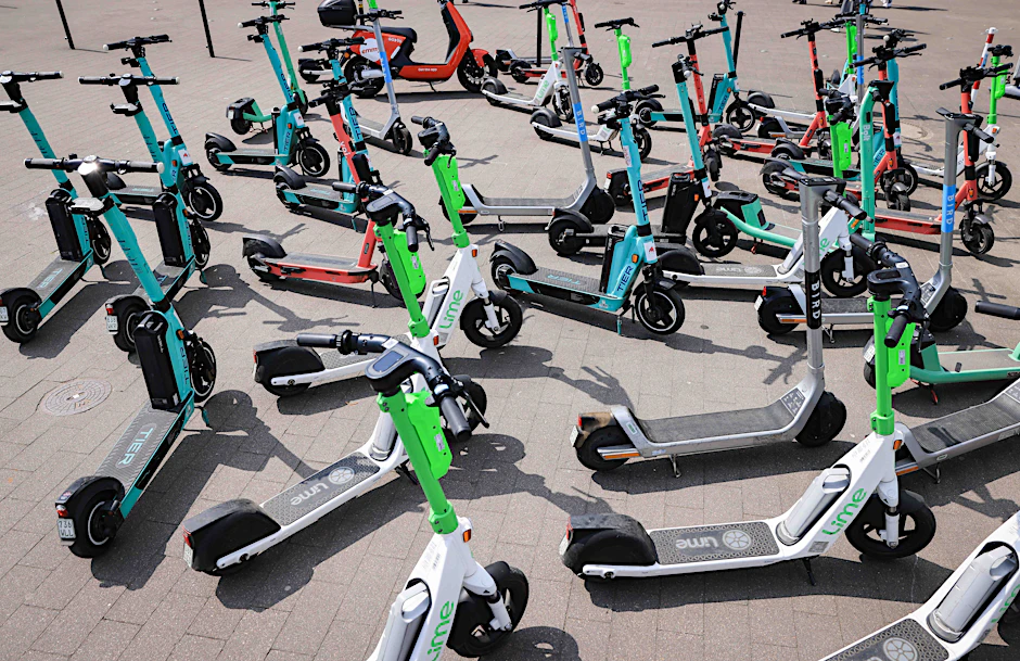 Elektrische Tretroller warten in Berlin auf Mieter.