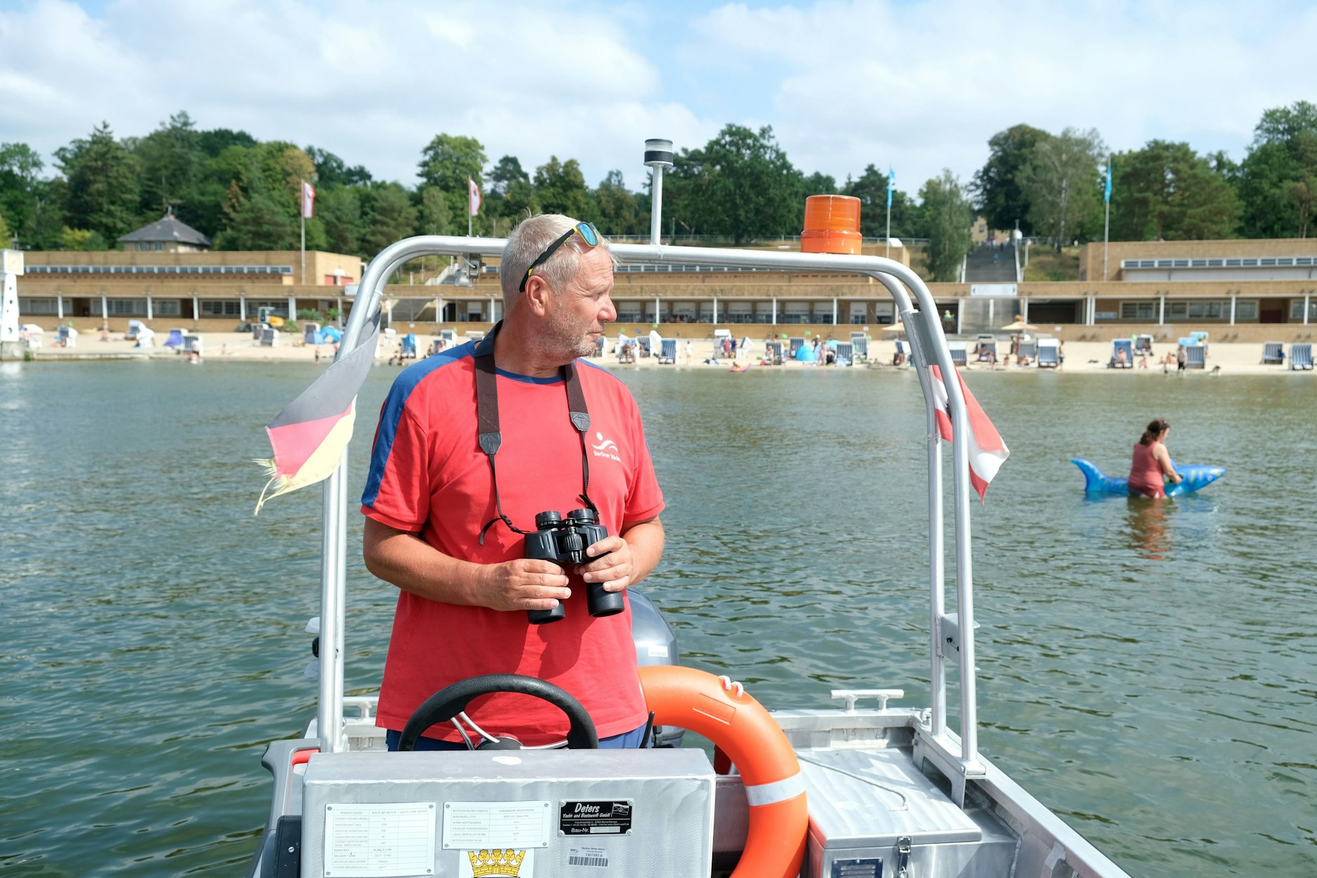 Klaus Urbanek im Boot der Rettungsschwimmer.