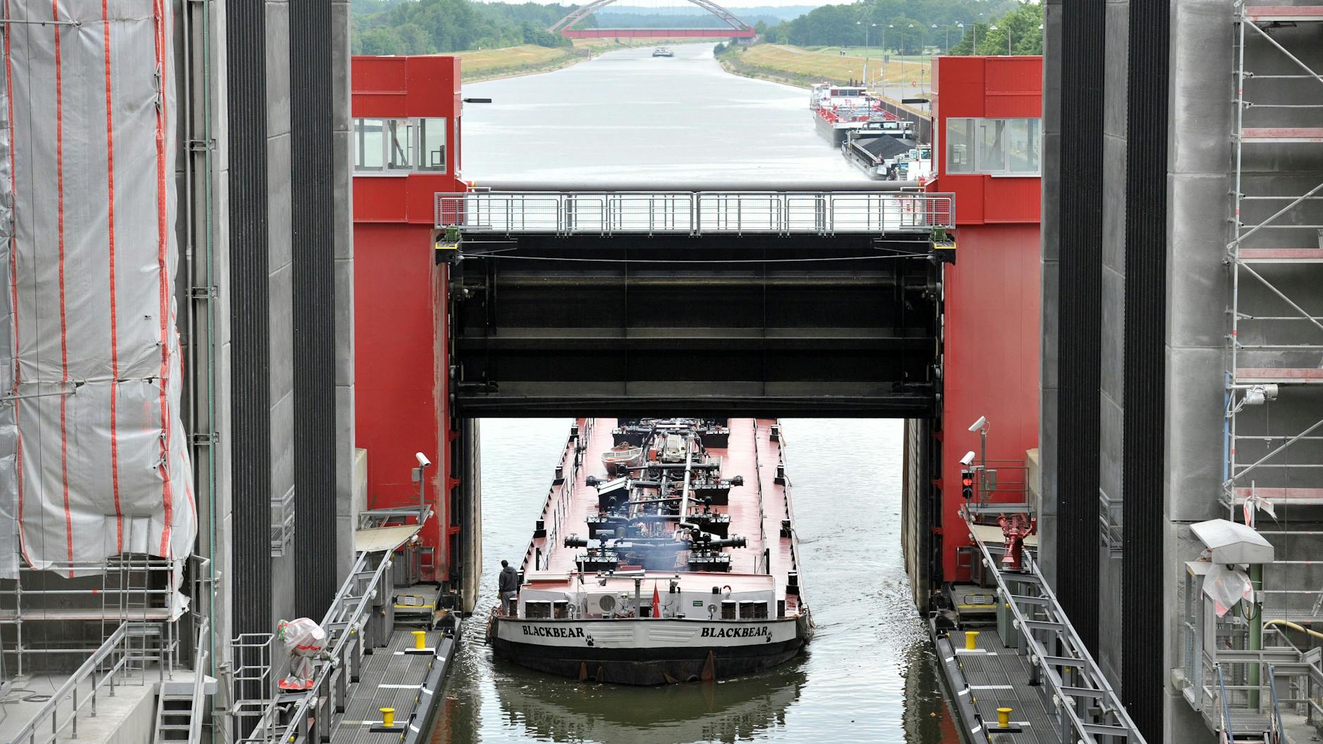 Ein Tankschiff fährt ins Schiffshebewerk Scharnebeck. Dessen Tröge sind für die zusätzlich benötigten Binnenschiffe aber zu kurz: Sie kommen nicht nach Berlin durch.