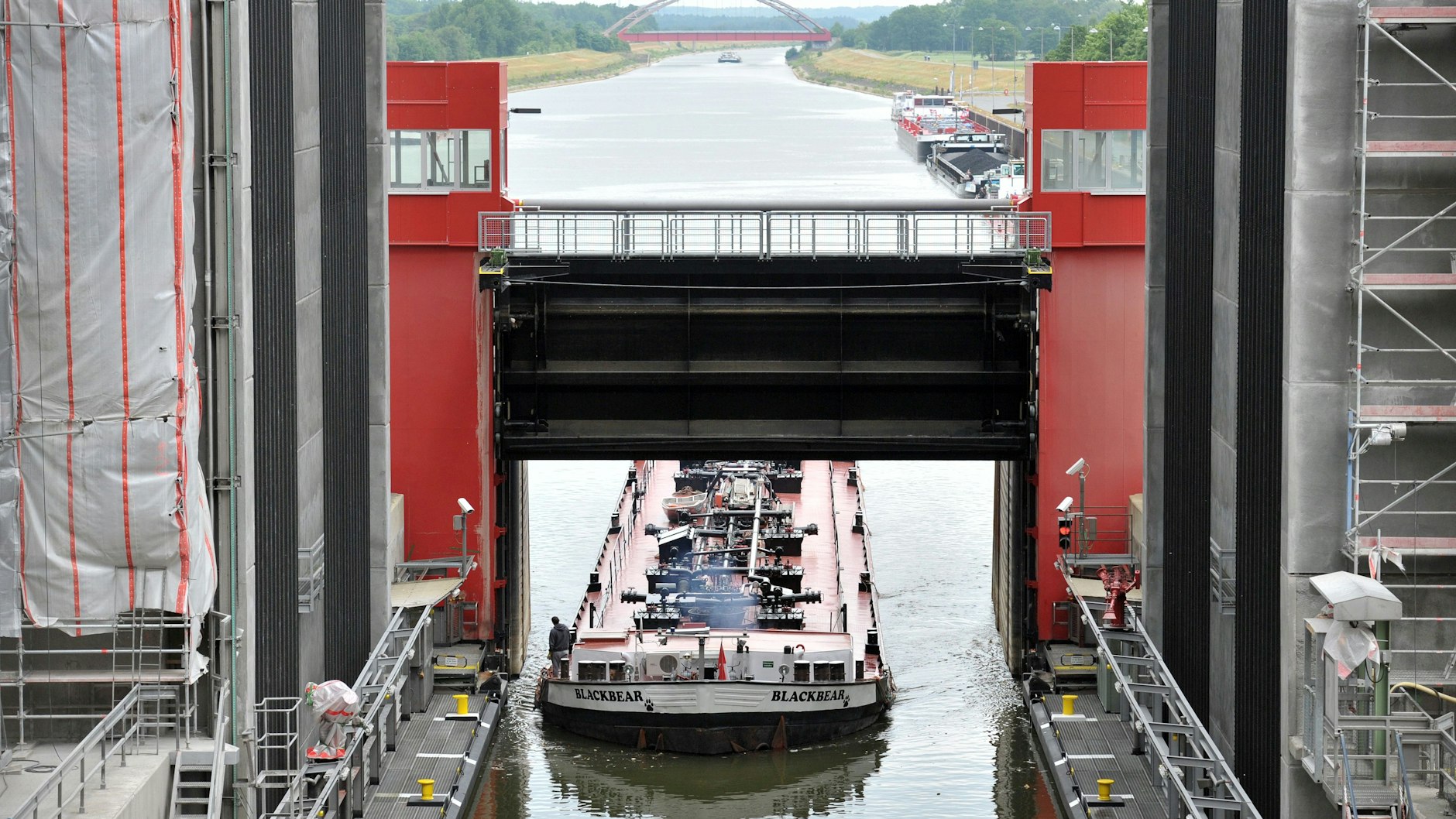 Ein Tankschiff fährt ins Schiffshebewerk Scharnebeck. Dessen Tröge sind für die zusätzlich benötigten Binnenschiffe aber zu kurz: Sie kommen nicht nach Berlin durch.