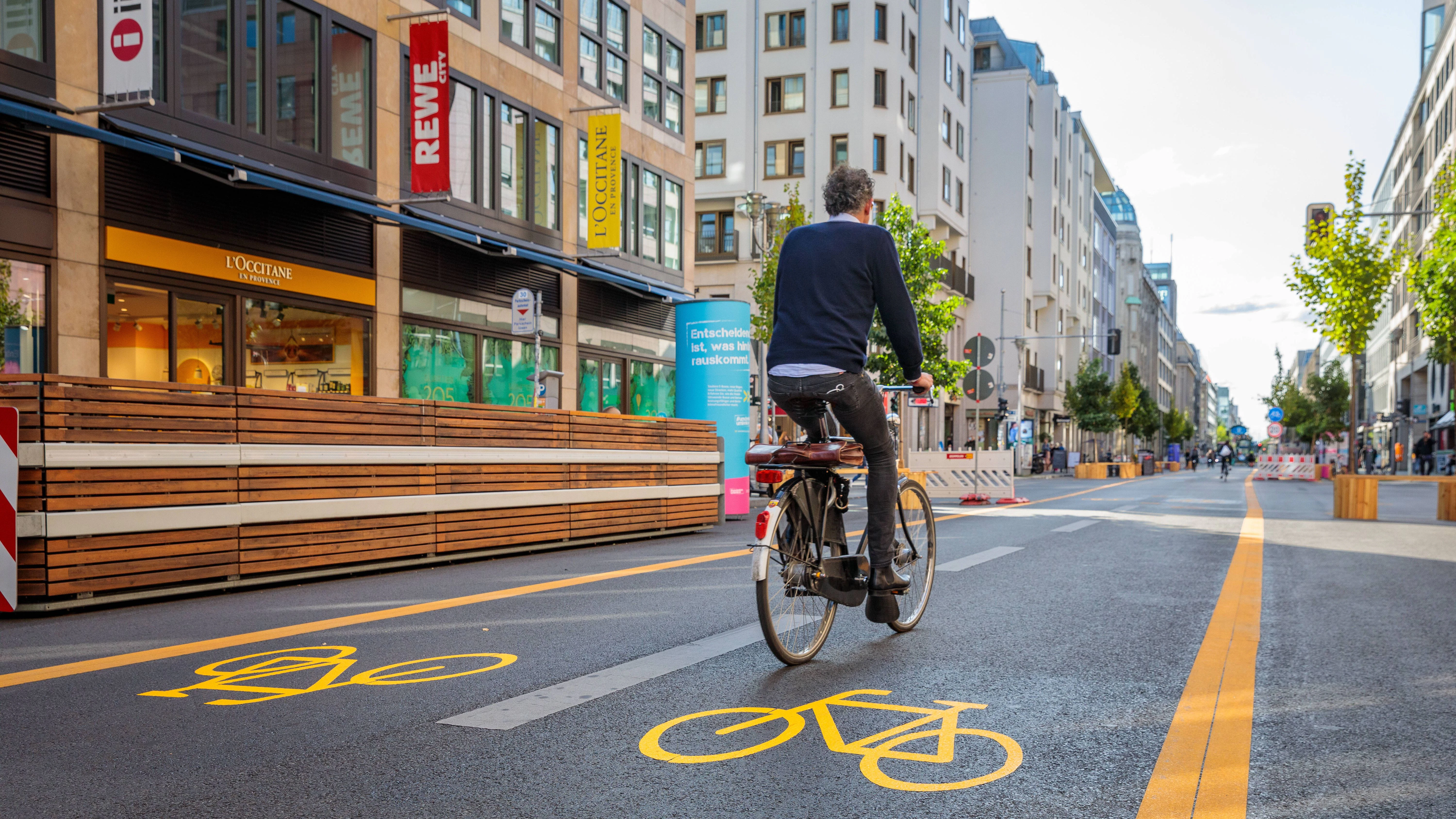 Ich habe Zeit, die Welt ist mein: Radfahrer auf der autofreien Friedrichstraße.
