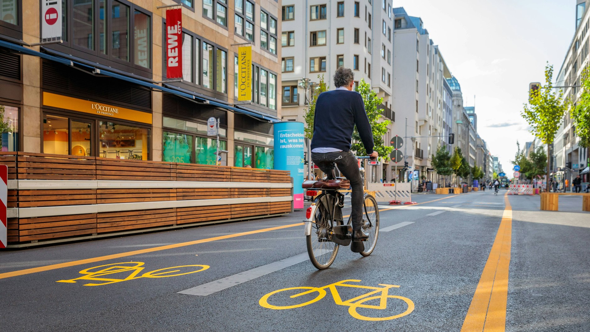 Ich habe Zeit, die Welt ist mein: Radfahrer auf der autofreien Friedrichstraße.
