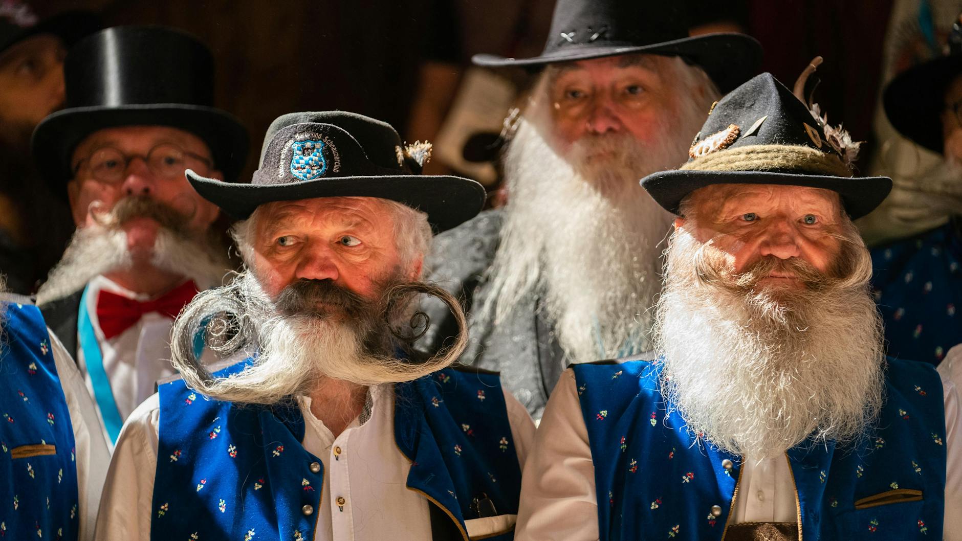 Teilnehmer der Bart-Olympiade stehen in der Music Hall der Western-Stadt „Pullman City“. 