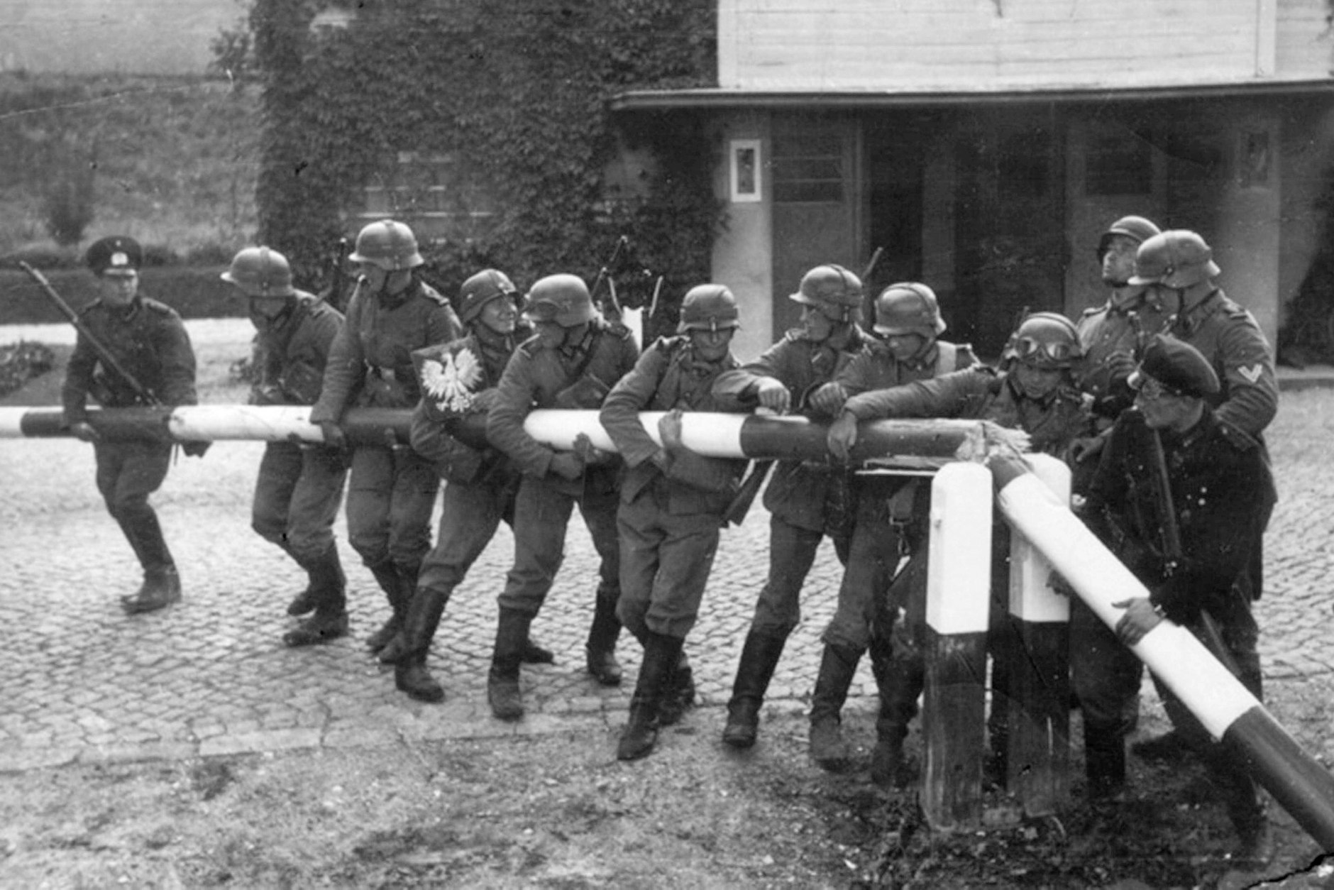 Deutsche Soldaten beim Überfall auf Polen am Grenzübergang Sopot, 1. September 1939.