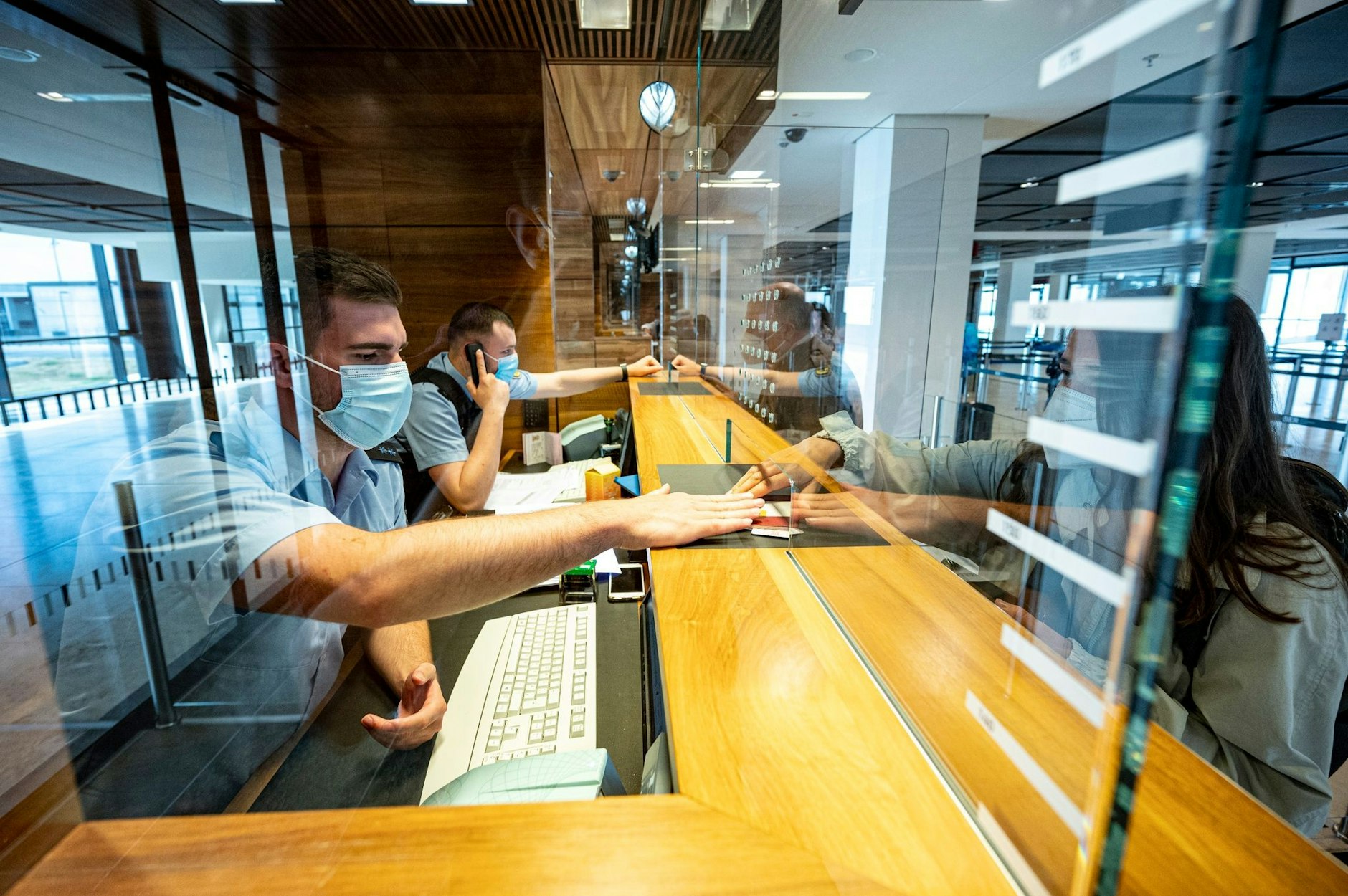 ARCHIV - Beamte der Bundespolizei kontrollieren in Berlin Reisende aus Sankt Petersburg.  