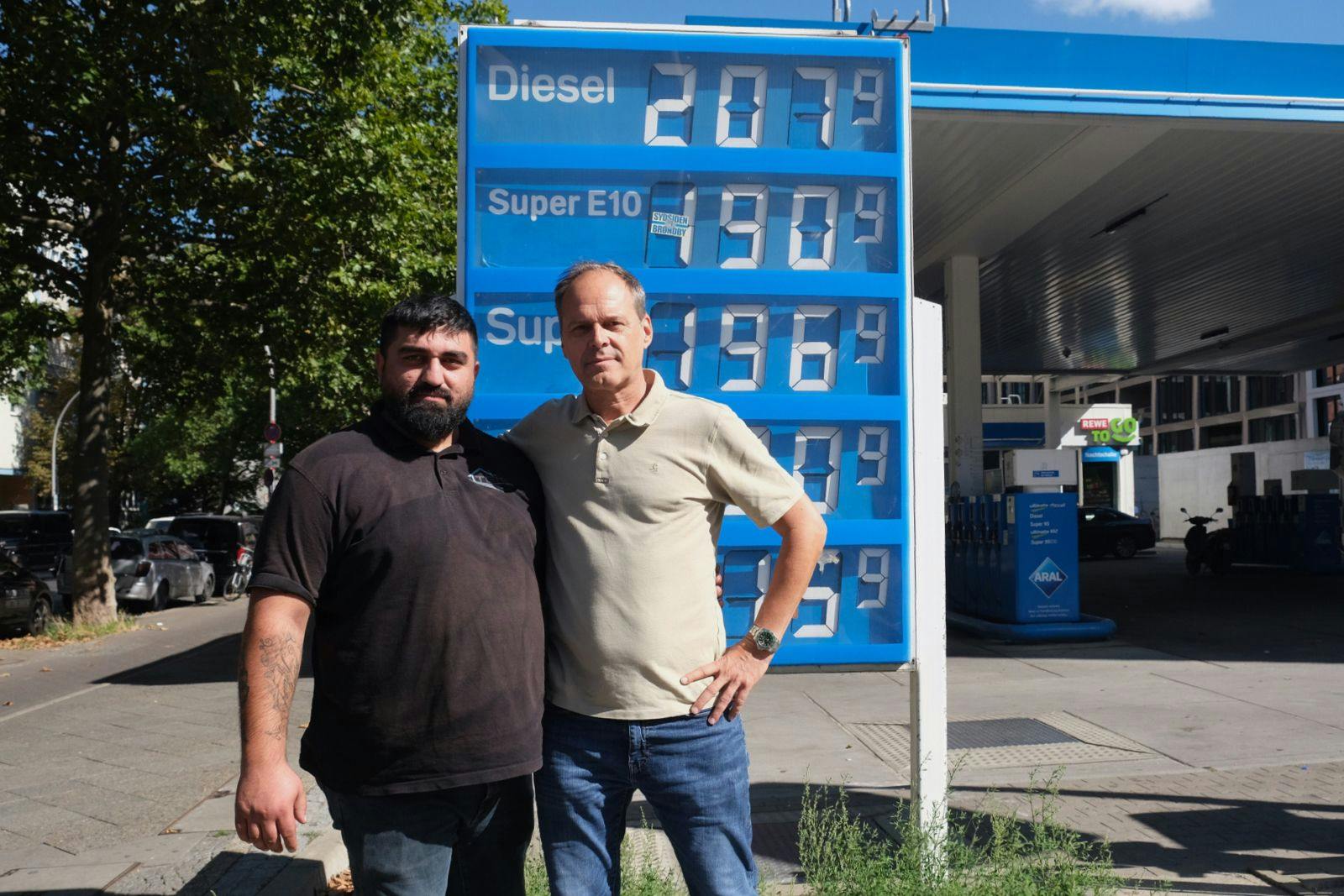 Eine Tankstelle in Berlin-Kreuzberg: Die Gebäudereiniger Fatih Tedik (l.) und Alexander Schleiss sind wütend über die Preise an der Zapfsäule.