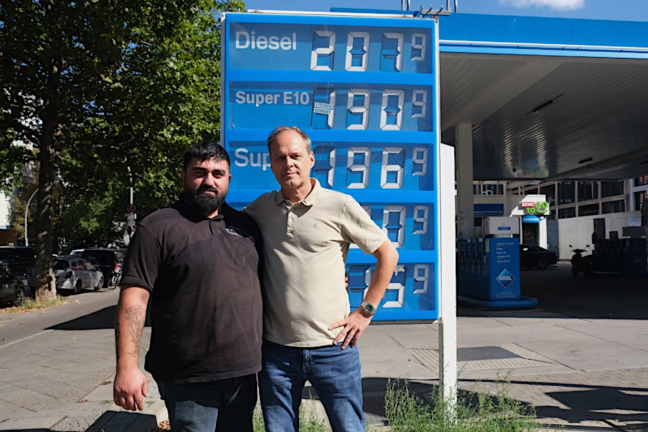 Eine Tankstelle in Berlin-Kreuzberg: Die Gebäudereiniger Fatih Tedik (l.) und  Alexander Schleiss sind wütend über die Preise an der Zapfsäule.