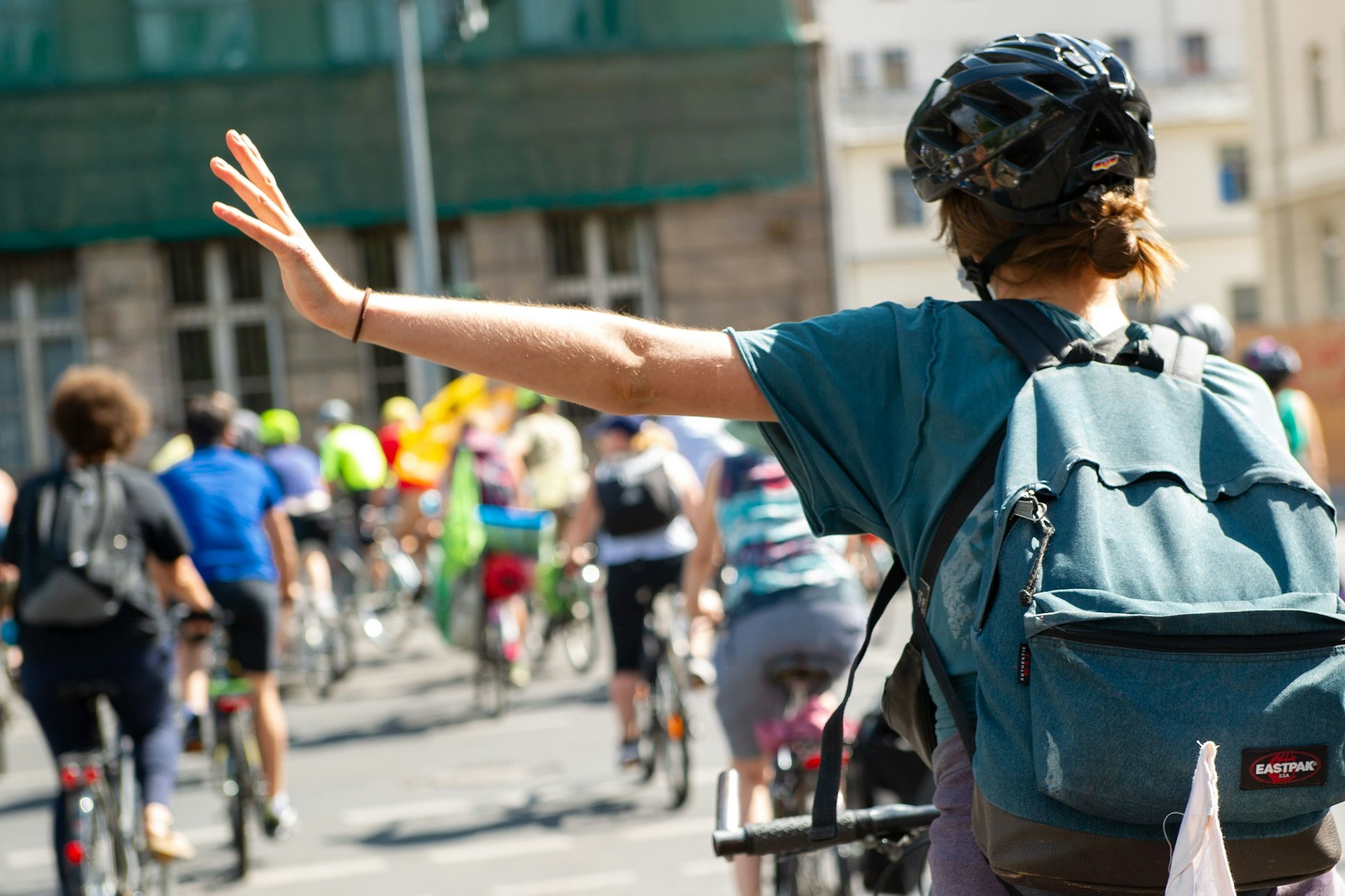 Handzeichen gibt in Berlin längst nicht jeder. Für einen bestimmten Typus Radfahrer gelten sie als Schwäche. 