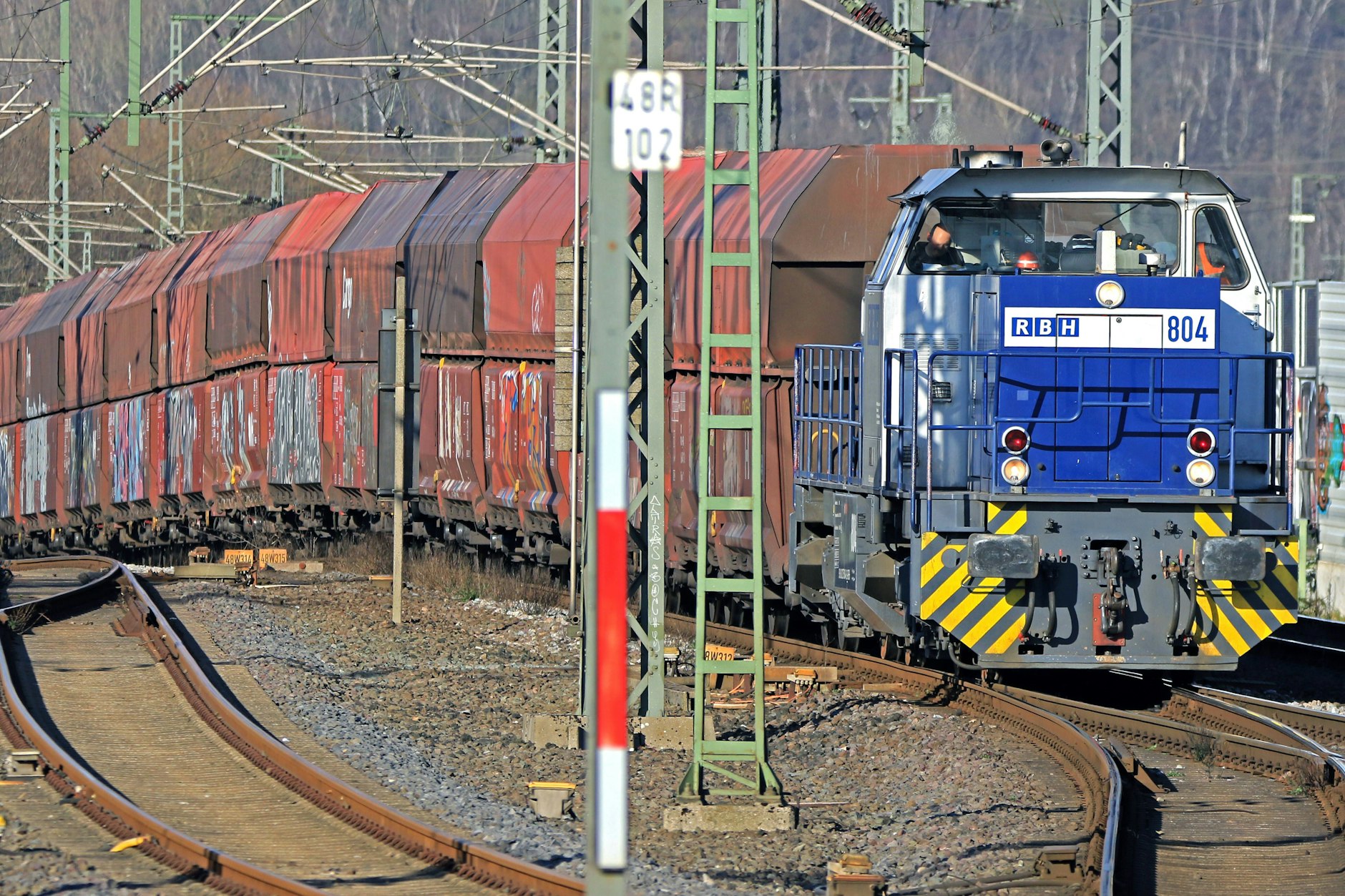 Eine Diesellok schleppt einen Kohlezug durchs Ruhrgebiet. Inzwischen sind viele Kohlewaggons verschrottet.