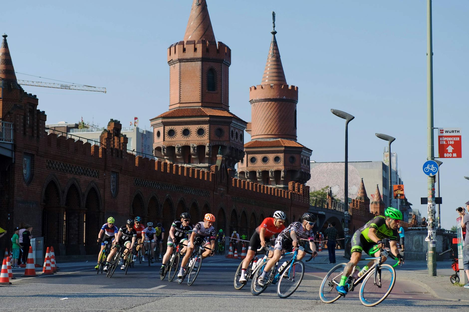 Freie Fahrt: Manch einer hätte solche Bedingungen gern auch im Alltag. Alles abgesperrt wird aber nur beim Radrennen Velothon. 