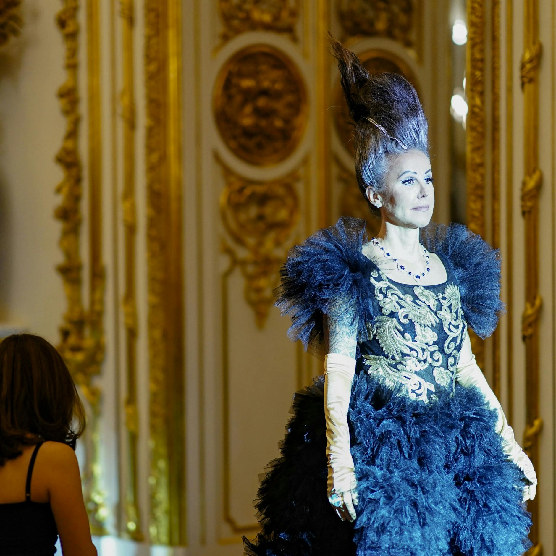 Ein Model trägt in Wien eine Kreation zur Schau anlässlich von 35 Jahren der Marke Pompöös. 