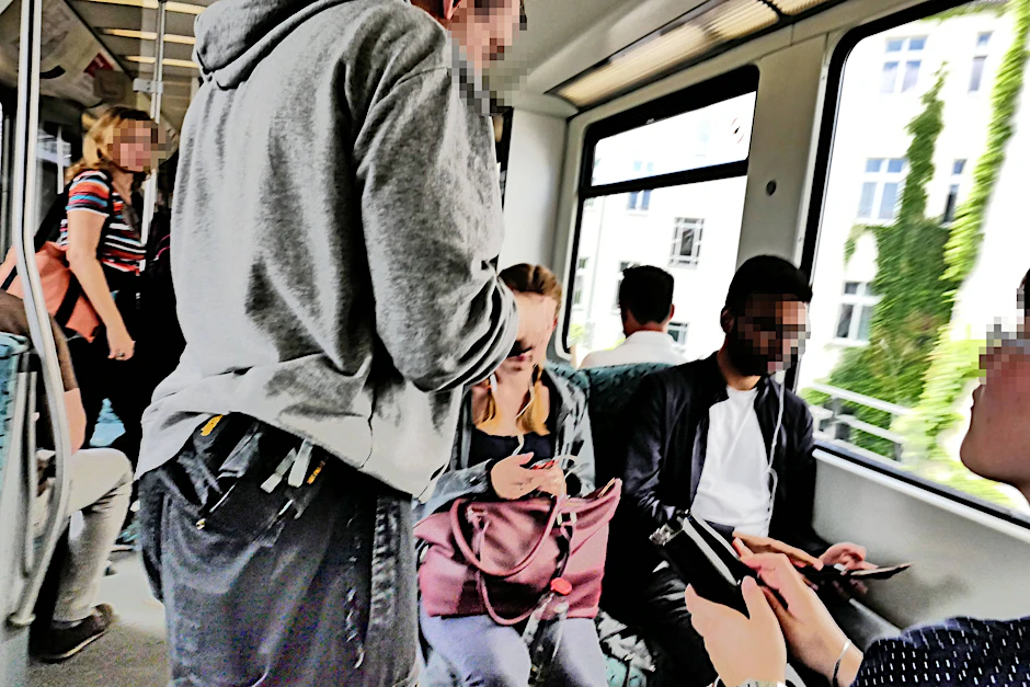 Ein Ticketkontrolleur in der Berliner S-Bahn