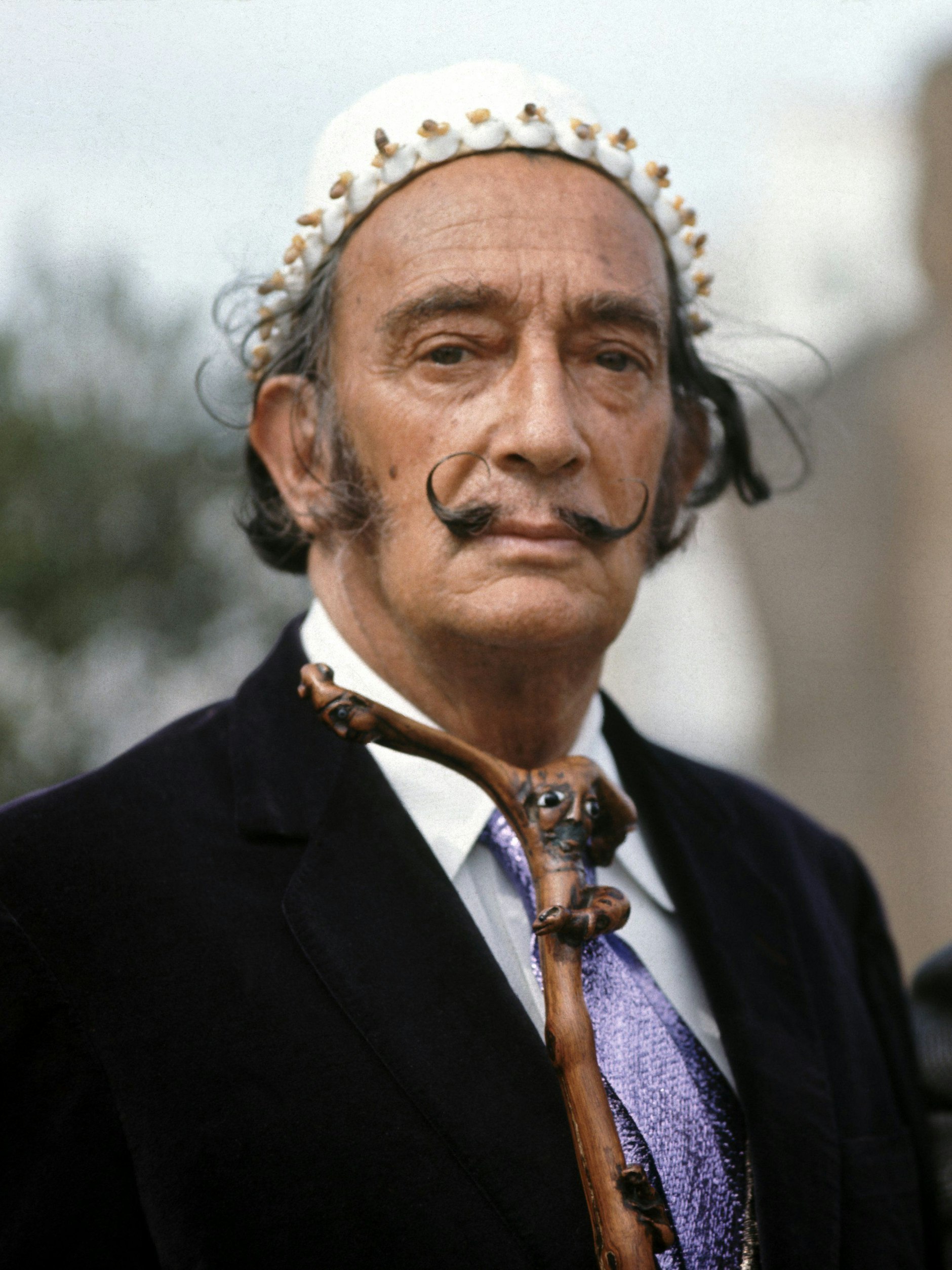 Der spanische Künstler Salvador Dali steht im September 1968 auf dem Gelände seines Wohnsitzes an der Costa Brava.
