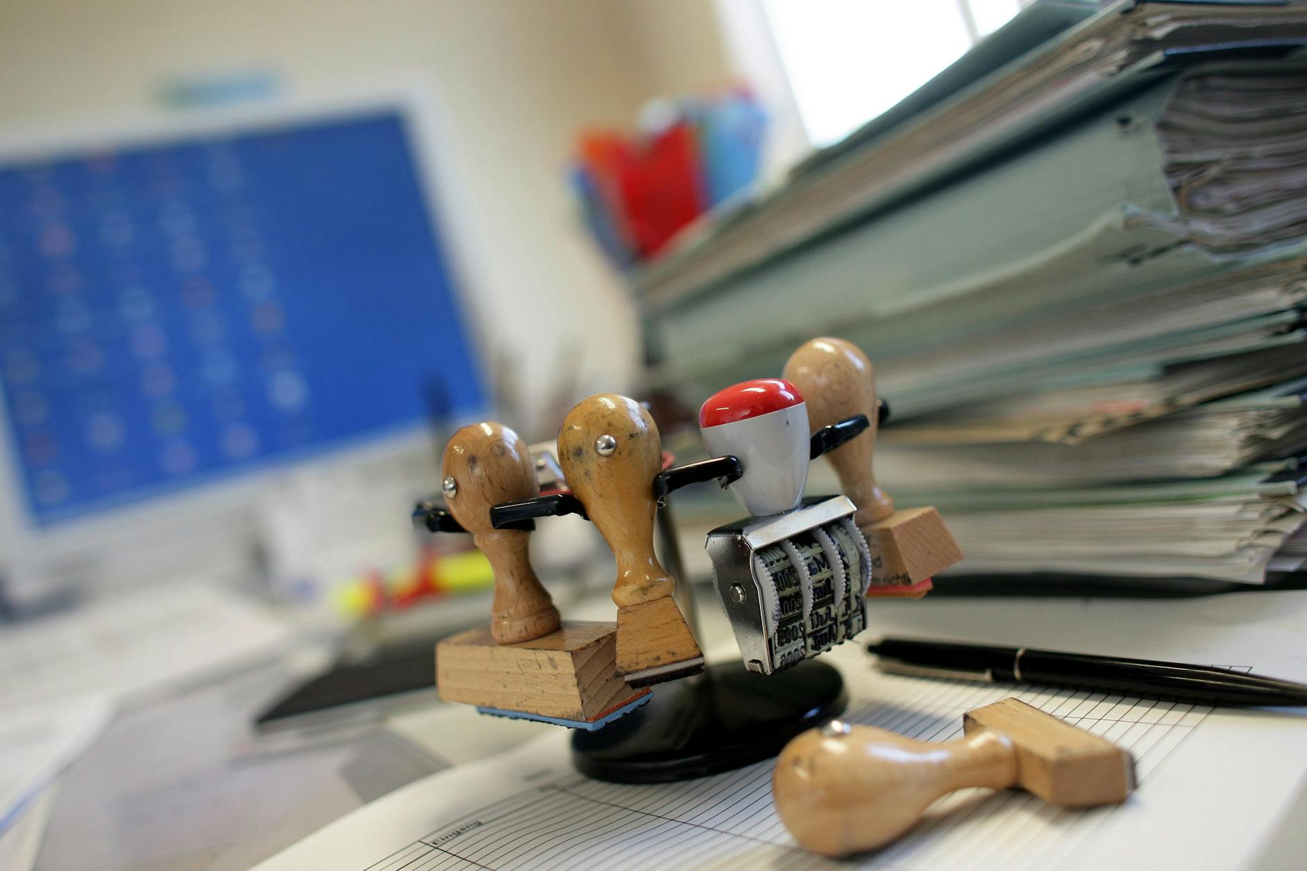 Nicht ohne Stempelkarussell: Auch digital gestellte Anträge werden in den Ämtern auf Papier bearbeitet.