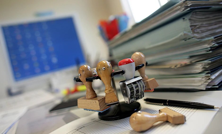 Nicht ohne Stempelkarussell: Auch digital gestellte Anträge werden in den Ämtern auf Papier bearbeitet.