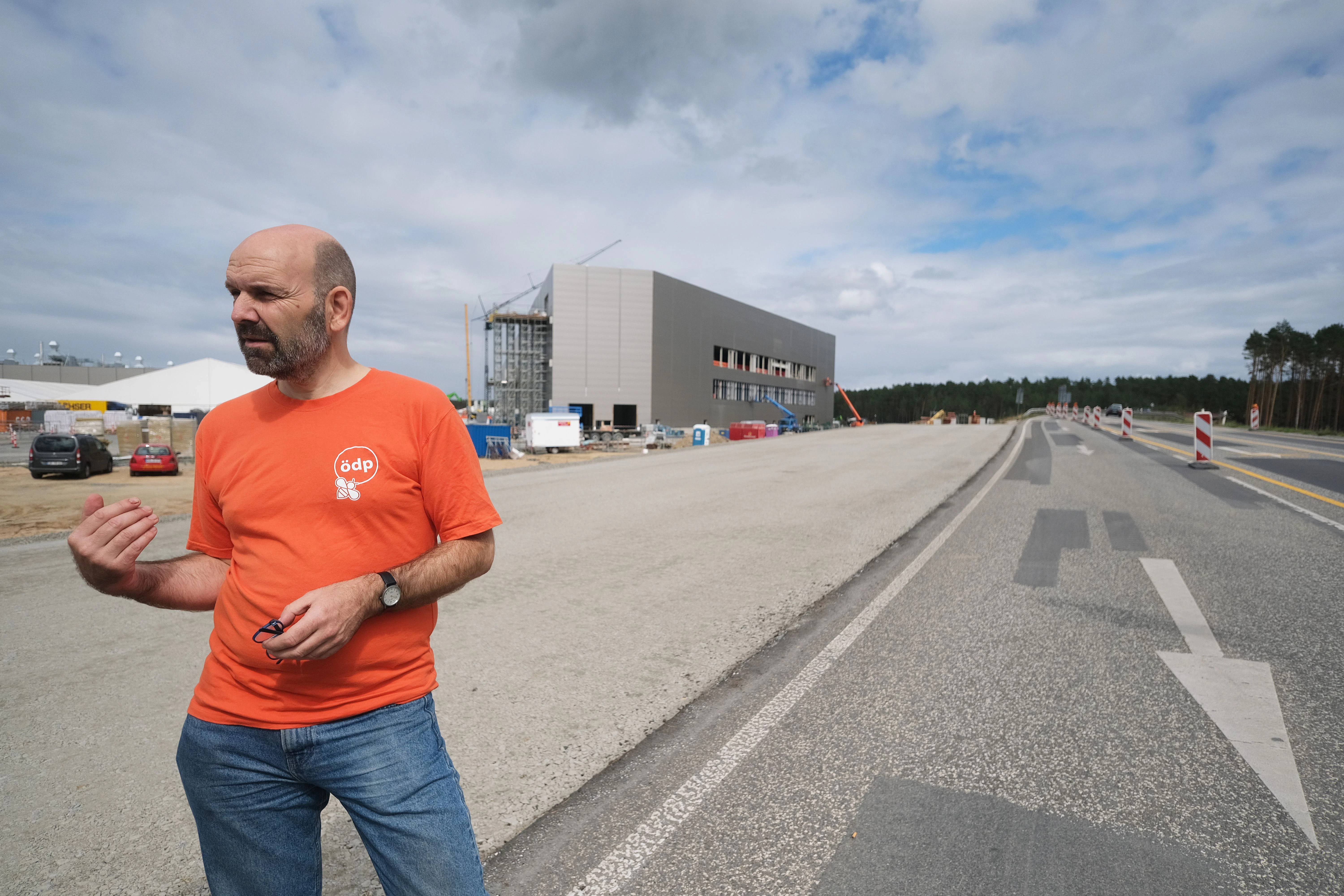 Thomas Löb von der Ökologisch-Demokratischen Partei vor dem Rohbau der Batteriefabrik.