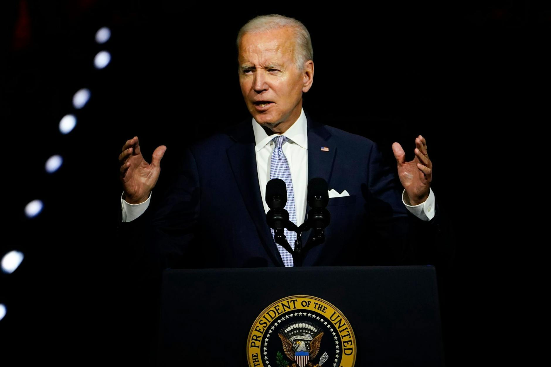 US-Präsident Joe Biden spricht vor der Independence Hall in Philadelphia.