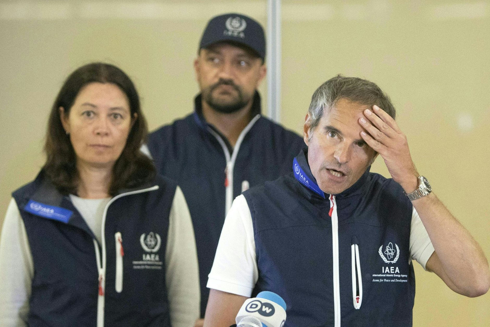 IAEA-Chef Rafael Grossi (r) berichtet nach der Rückkehr von seinem Besuch im ukrainischen Atomkraftwerk Saporischschja&nbsp; von seinen Eindrücken.&nbsp; &nbsp;