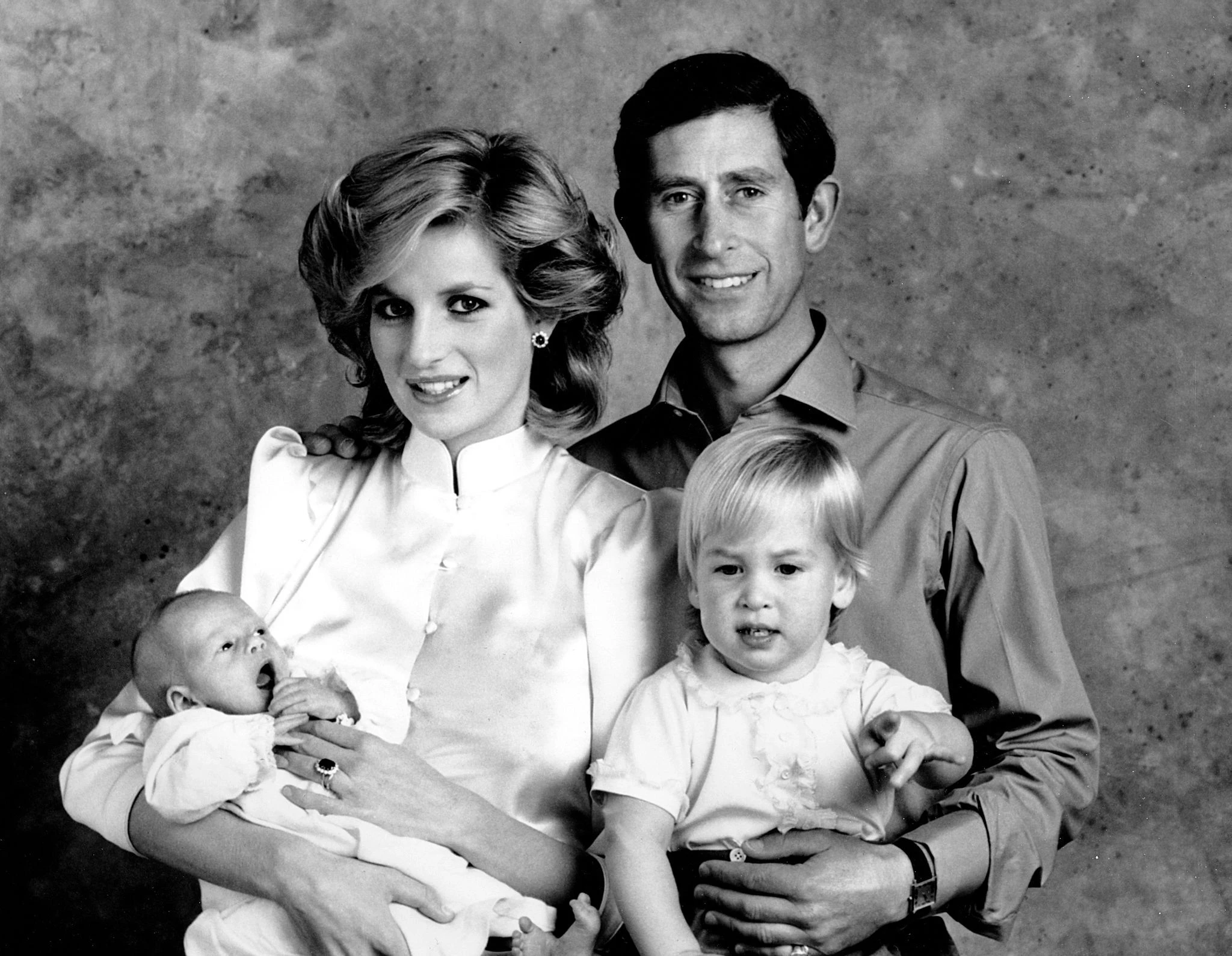 ARCHIV - Prinzessin Diana und Prinz Charles  mit ihren Söhnen, Prinz William (r) und Prinz Harry 1984 inLondon.  