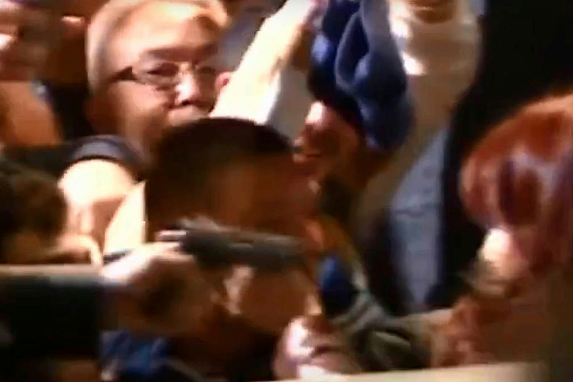 Videostandbild der Szene, in der ein  Mann eine Pistole auf die argentinische Vizepräsidentin Cristina Kirchner richtet.&nbsp;