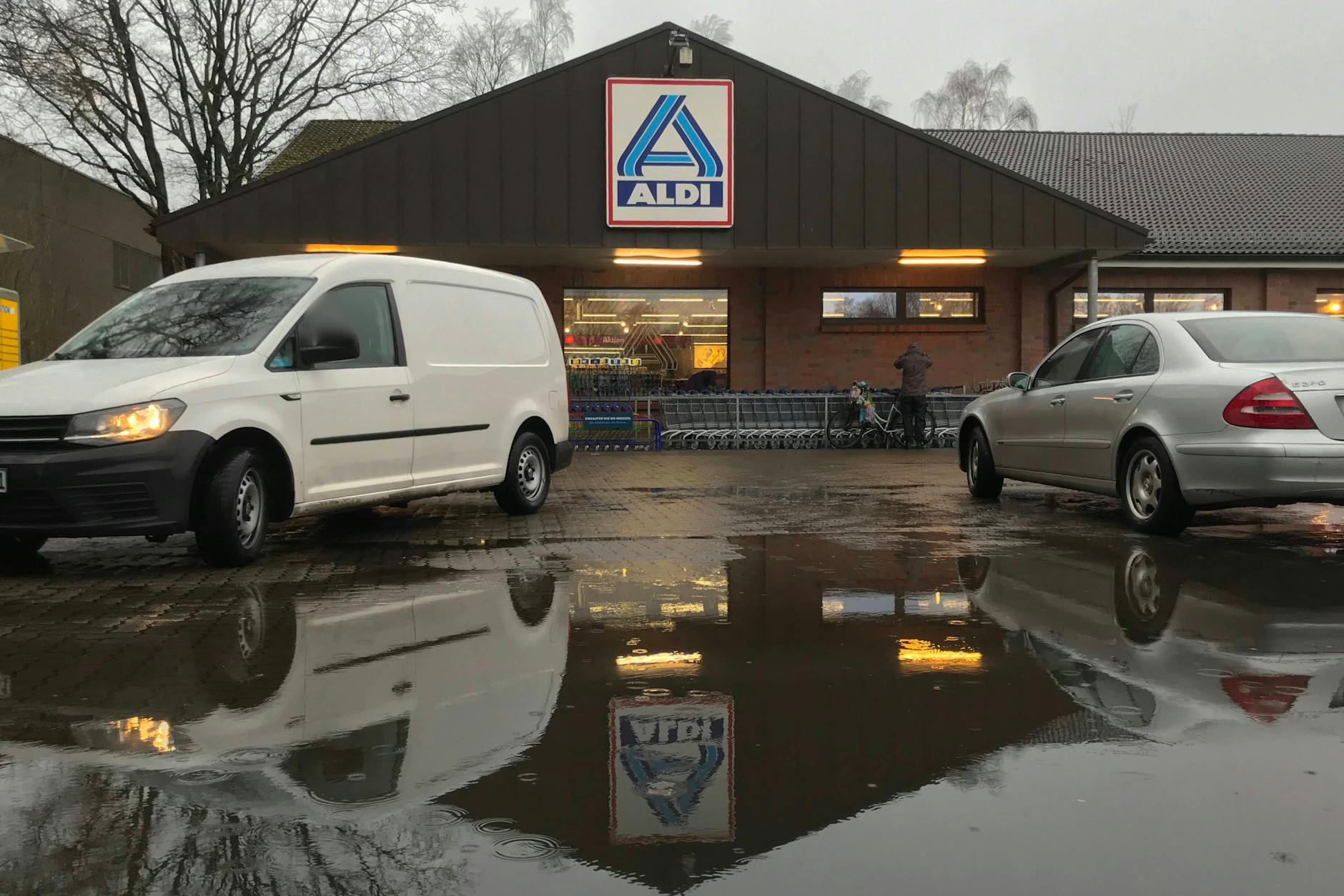 Einstöckige Supermärkte mit Wohnungen bebauen anstatt Neubauten auf Grün zu errichten, das fordert der Nabu Berlin. 