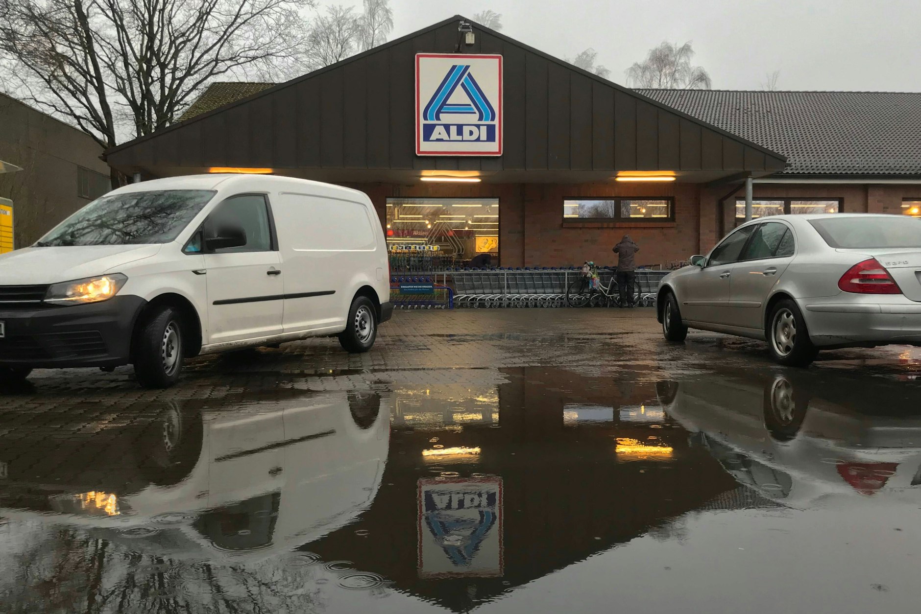 Einstöckige Supermärkte mit Wohnungen bebauen anstatt Neubauten auf Grün zu errichten, das fordert der Nabu Berlin.&nbsp;