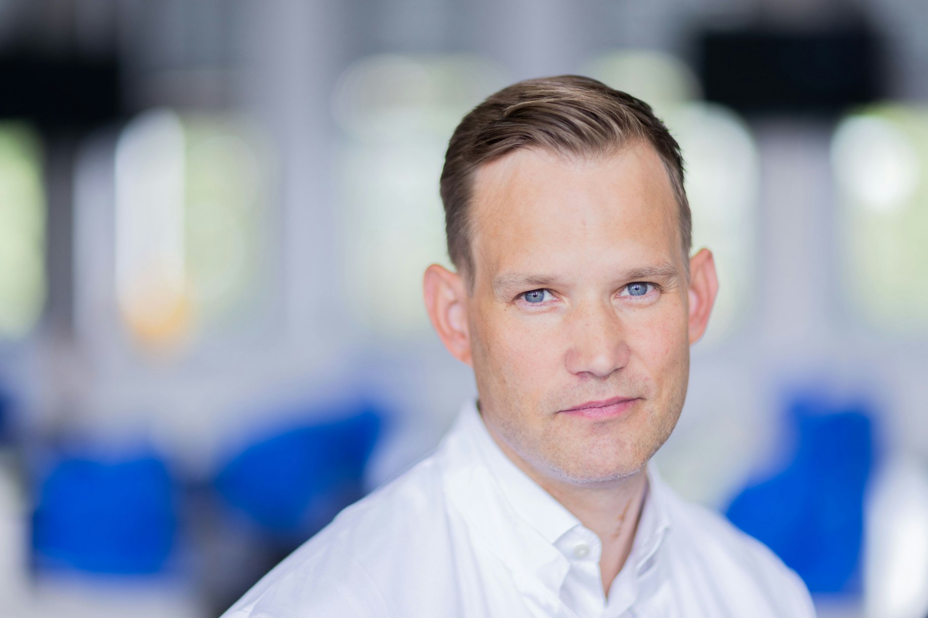 Hendrik Streeck, Direktor des Instituts für Virologie an der Uniklinik Bonn, steht in einem Labor seines Institutes.