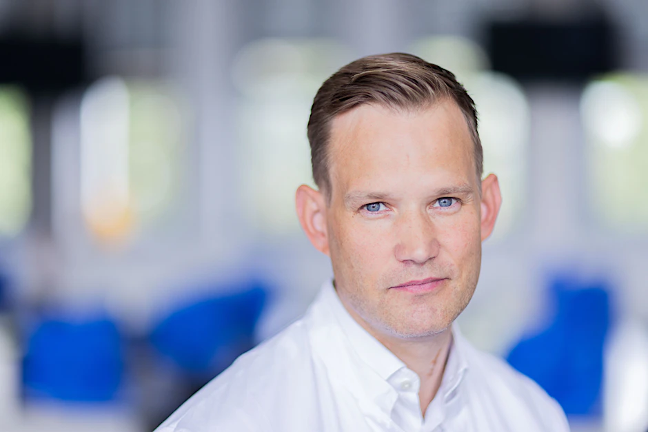 Hendrik Streeck, Direktor des Instituts für Virologie an der Uniklinik Bonn, steht in einem Labor seines Institutes.