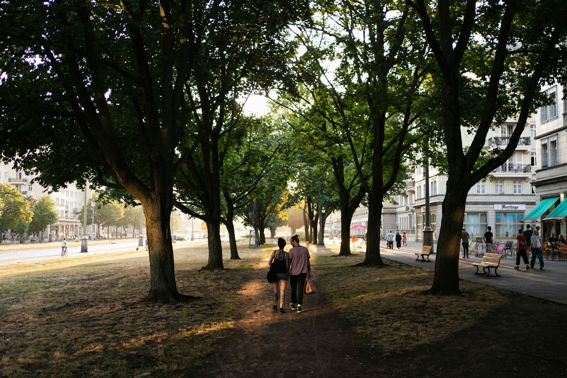Passanten auf der Frankfurter Allee.&nbsp;