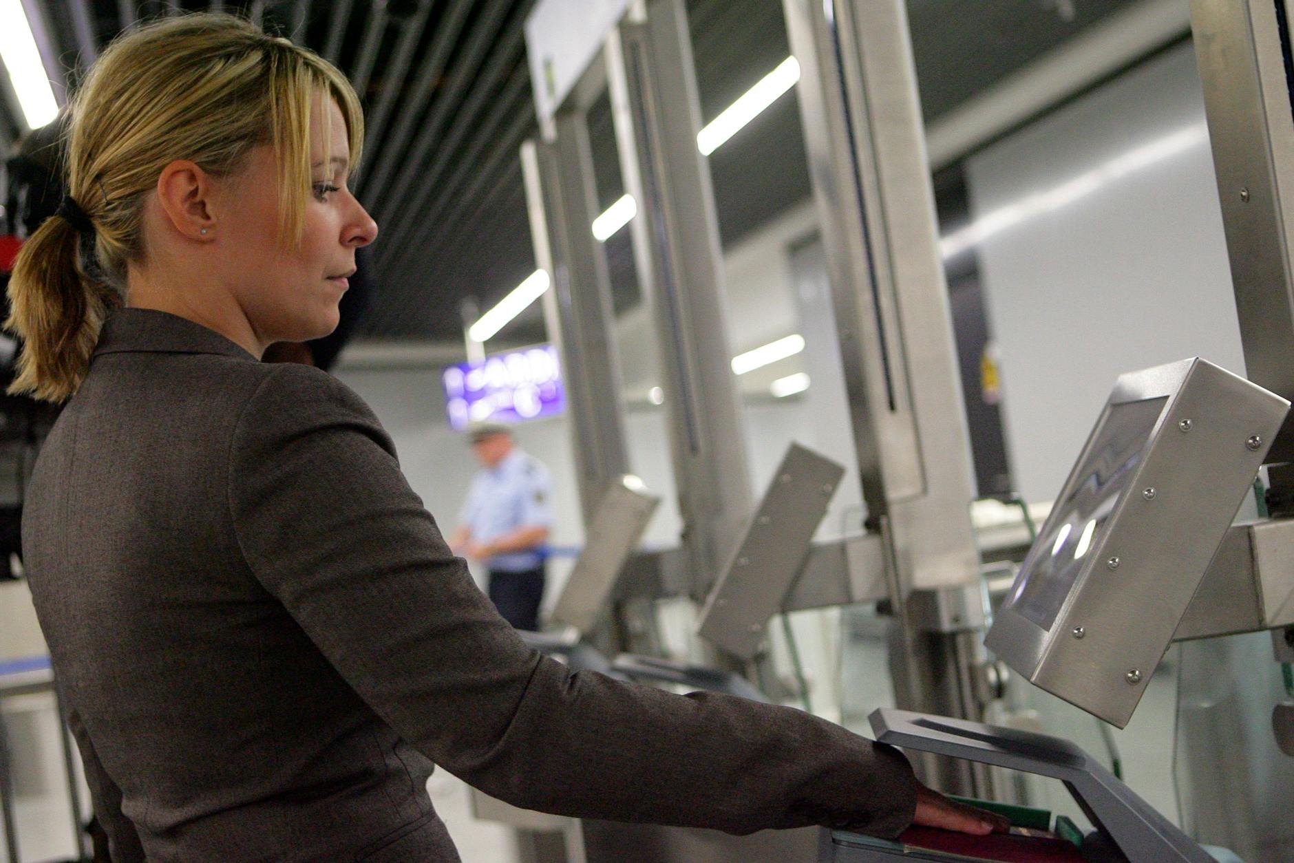 Erschwerte Einreise für Russen: Eine Touristin bei der Passkontrolle. 