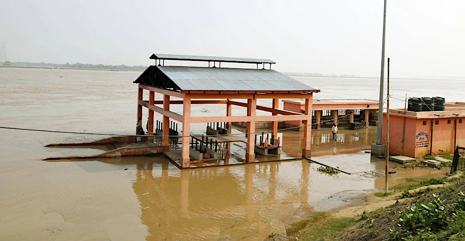 Ein Blick auf ein Krematorium, das nach anhaltenden Monsunregenfällen am 29. August 2022 in Patna, Indien, in den Fluten von Digha Ghat versinkt. 