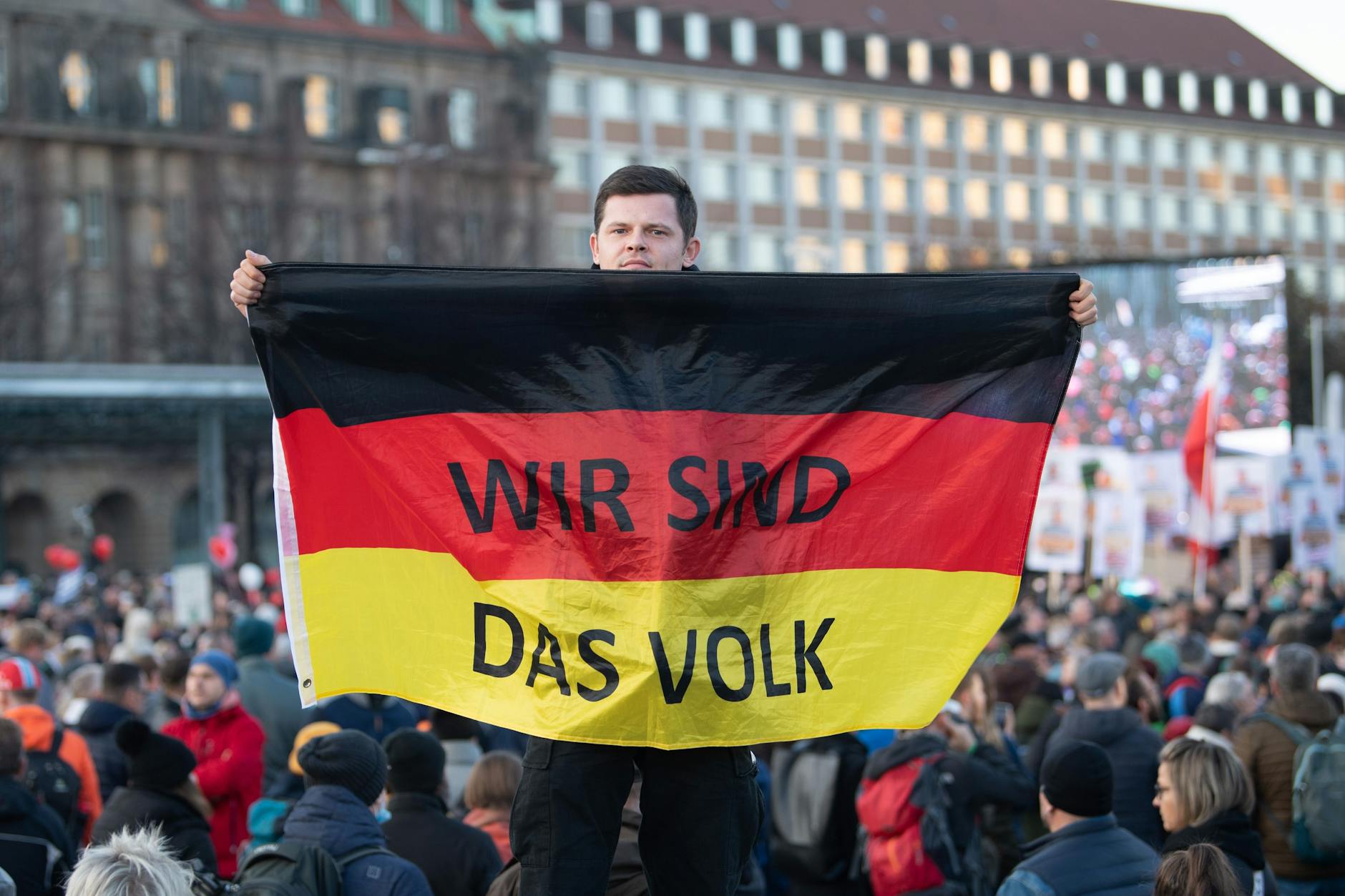 November 2020, Augustusplatz in Leipzig: ein „Querdenker“ mit falschem Geschichtsverständnis.