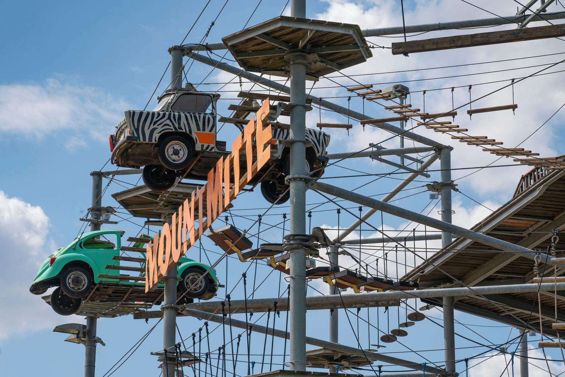 Zum Parcours im Kletterpark Mount Mitte gehört auch das Durchklettern eines Trabis.