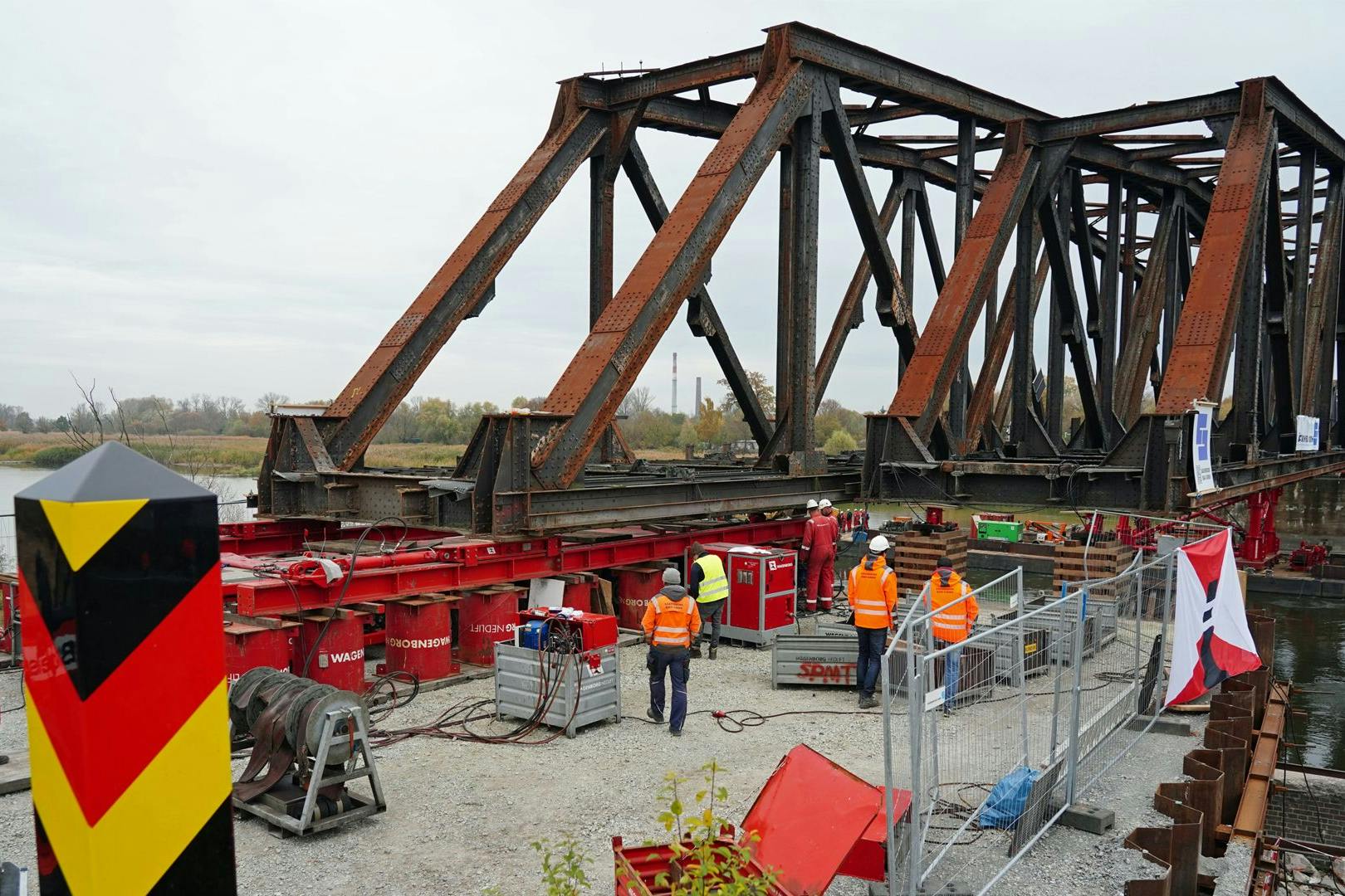 Baustelle an der Grenze: Im November 2021 beginnen Bauarbeiter damit, die alte Bahnbrücke zwischen Küstrin-Kietz und Kostrzyn abzutragen. Fahrgäste müssen auf Busse umsteigen.