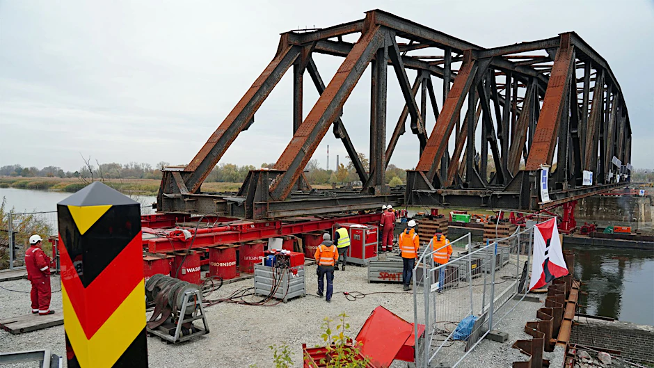 Baustelle an der Grenze: Im November 2021 beginnen Bauarbeiter damit, die alte Bahnbrücke zwischen Küstrin-Kietz und Kostrzyn abzutragen. Fahrgäste müssen auf Busse umsteigen.