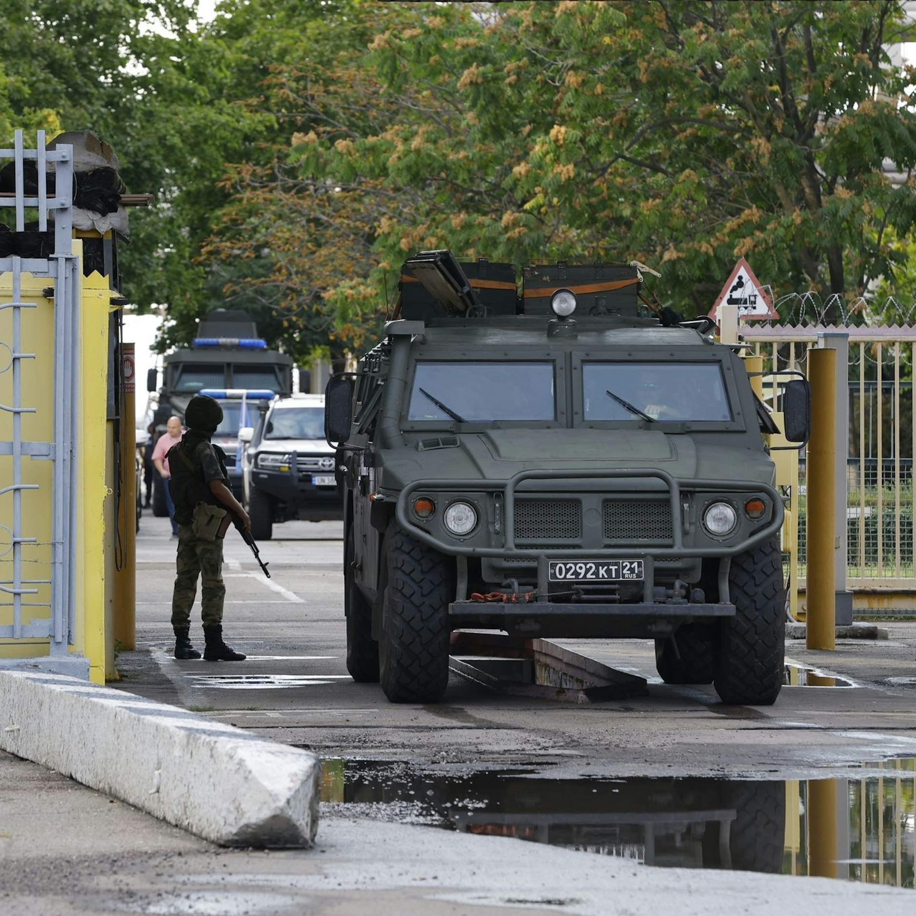 Die staatliche chinesische Nachrichtenagentur XinHua hat russische Streitkräfte an einem Kontrollpunkt am AKW Saporischschja fotografiert.&nbsp;